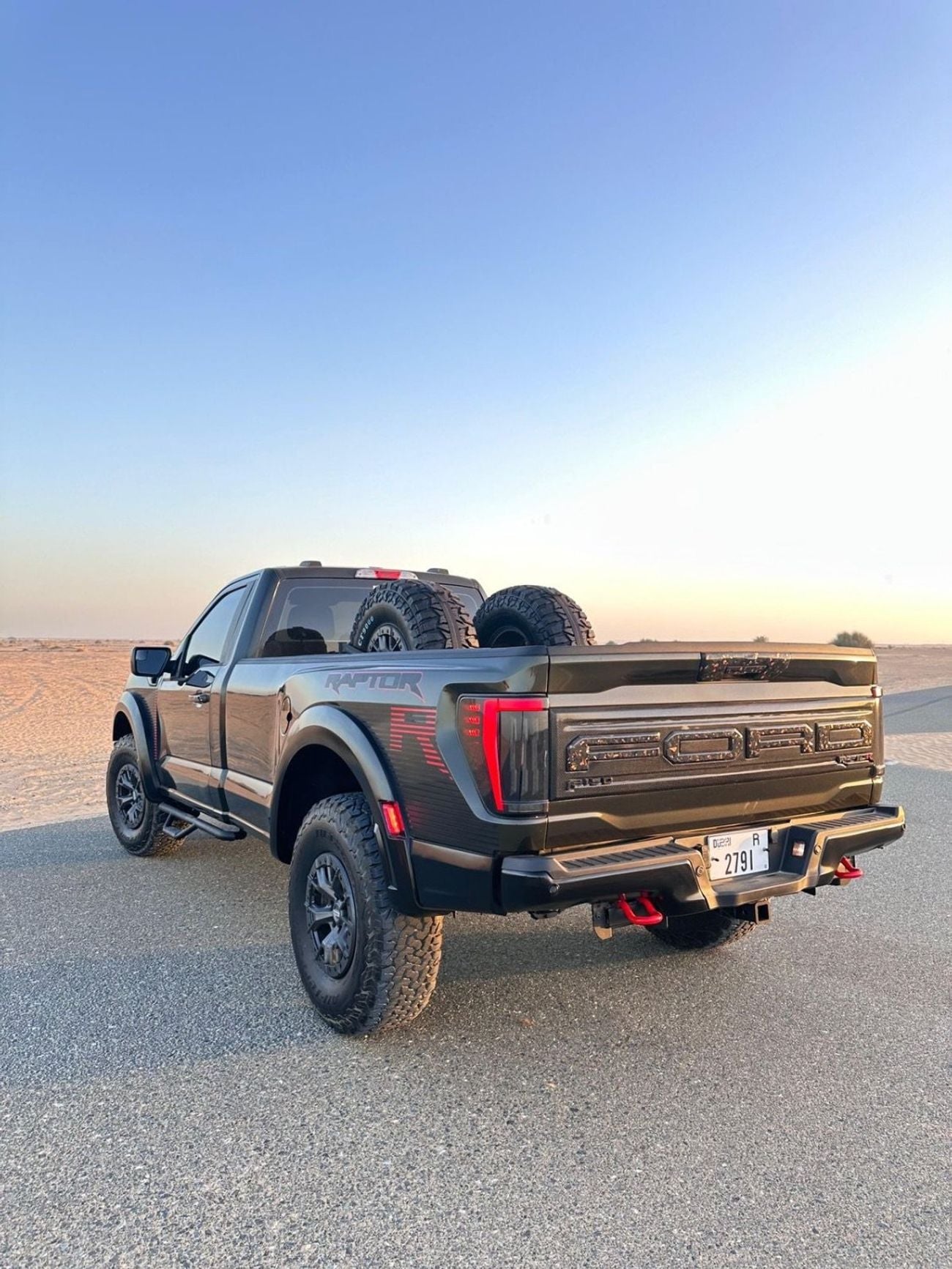 فورد F 150 رابتور كرو لوكس سيارة رابتور آر موديل 2023 معدلة بقوة 485 حصان مسجلة في الإمارات العربية المتحدة