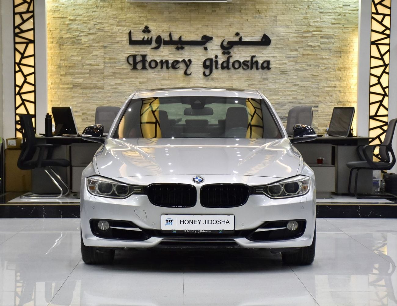 بي أم دبليو 335i عرض ممتاز لسيارة BMW 335i Sport (موديل 2013) باللون الفضي بمواصفات خليجية