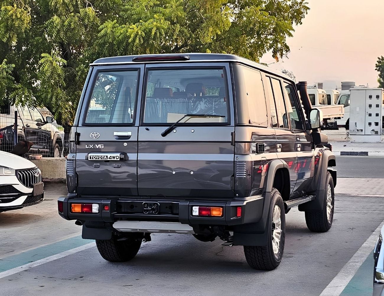 Toyota Land Cruiser 70 LC76 HARDTOP 5DOOR || 4.0L PETROL V6 A/T | FULL OPTION / LEATER SEATS / REAR CAMERA / OVER FENDER /