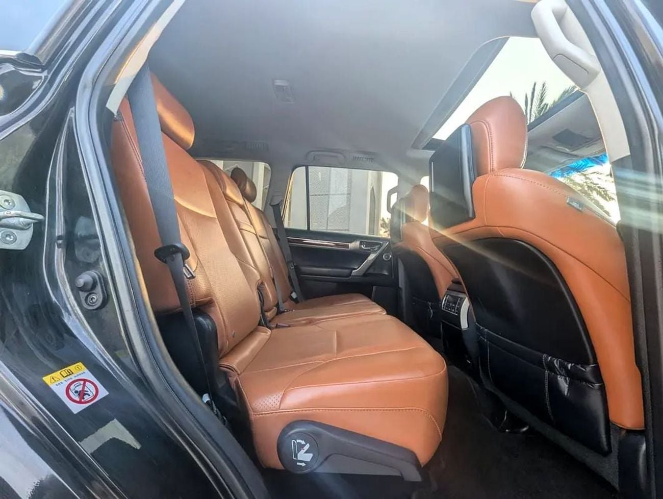 لكزس GX 460 بلاتينيوم سيارة موديل 2019 بمحرك V8 سعة 4.6 لتر، بمواصفات خليجية، بحالة داخلية وخارجية ممتازة.