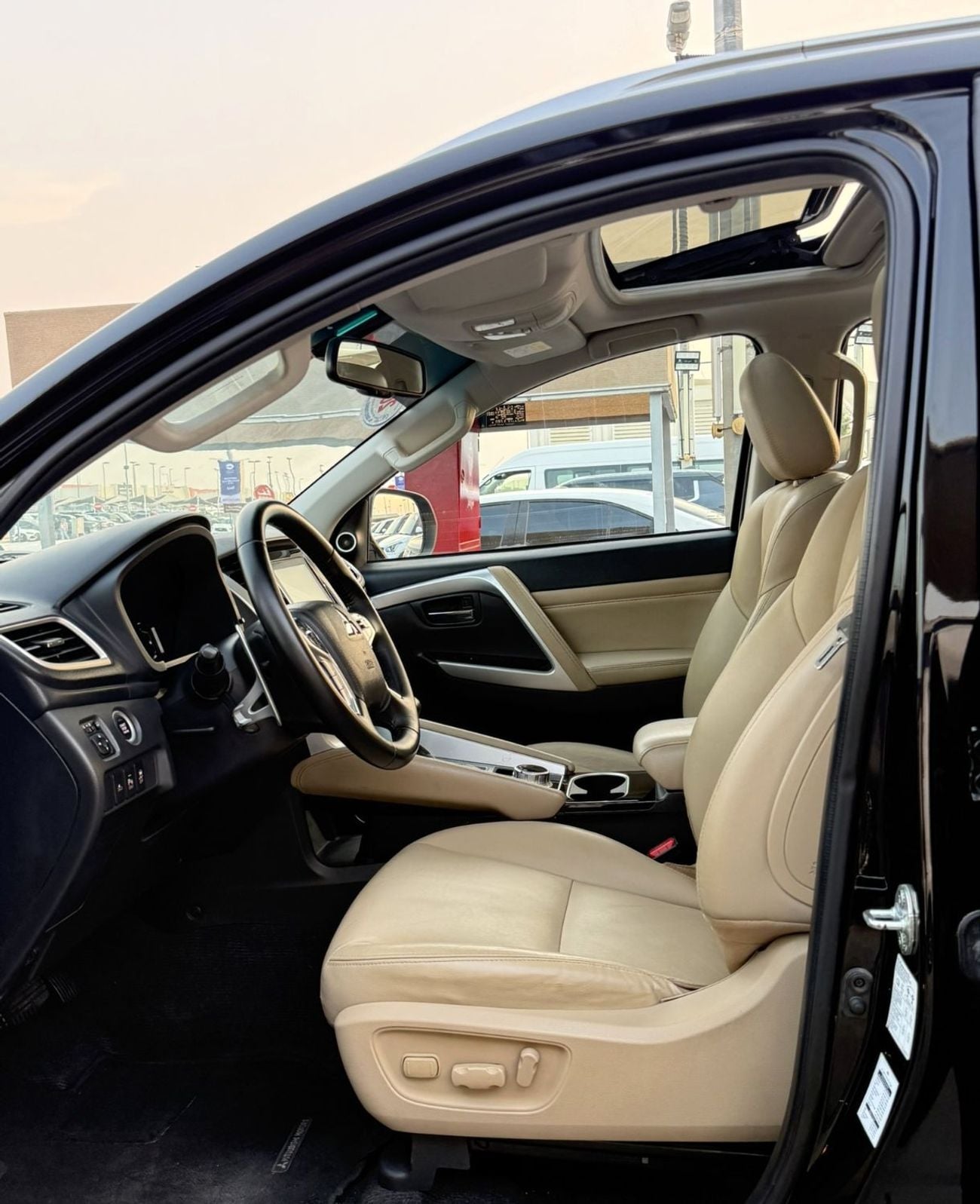 Mitsubishi Montero Sport GLS PREMIUM ACCIDENTS FREE - GCC - ORIGINAL PAINT - FULL OPTION - PERFECT CONDITION INSIDE OUT