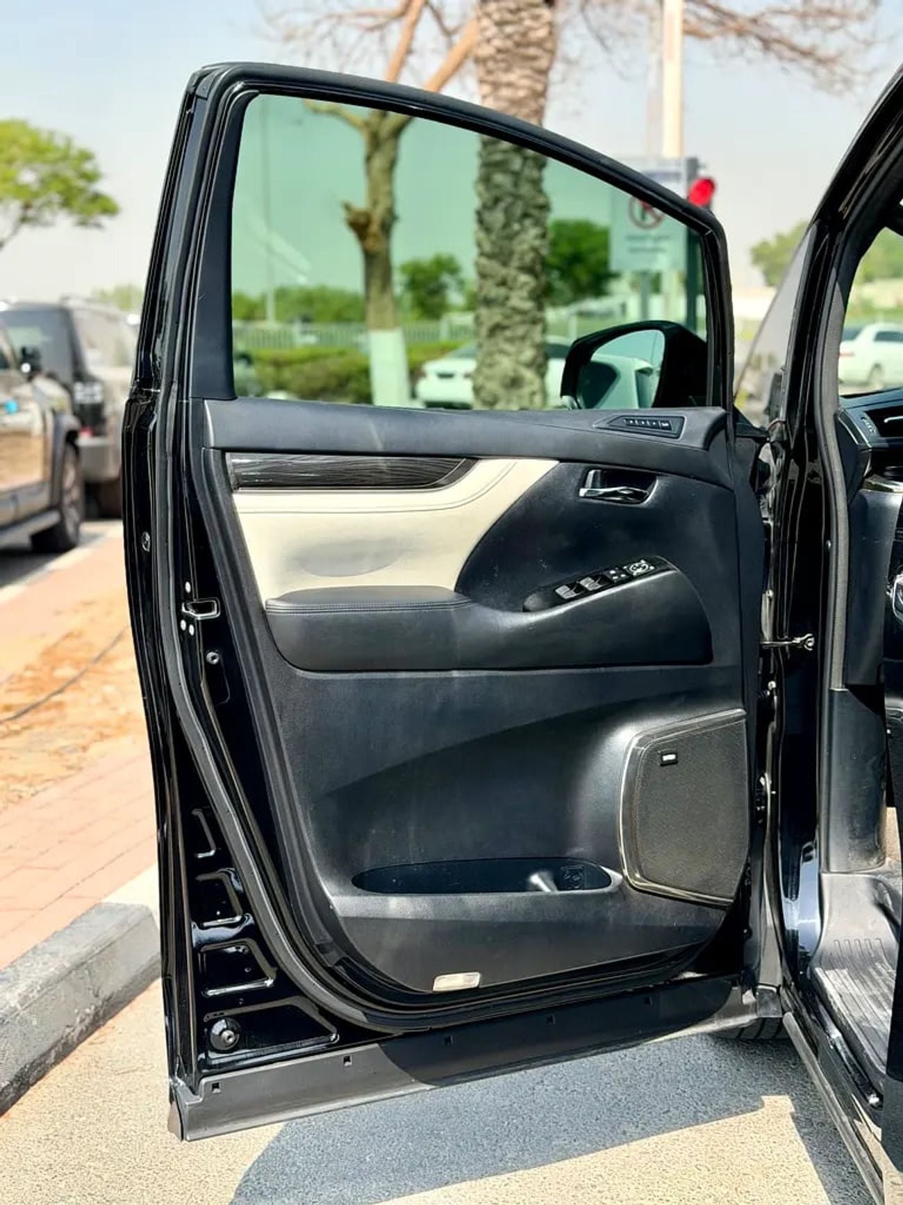 Lexus LM 300H LM 300h Hybrid | UAE - Excellent Condition | Regional Specs: