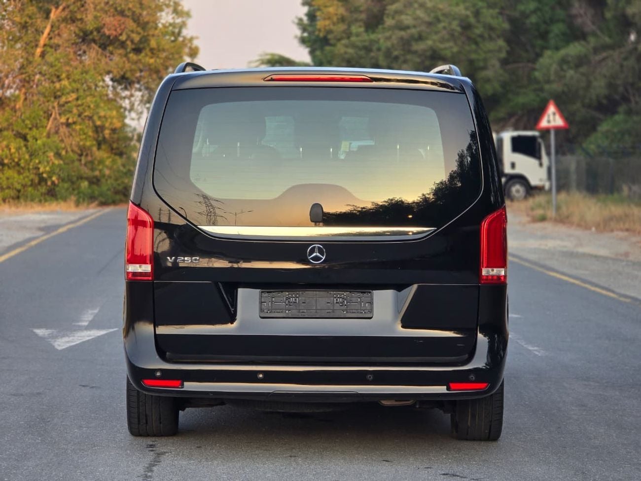 مرسيدس بنز V 250 AVANTGARDE/E MERCEDES V-250 GCC 2023 // 2KEYS // PERFECT CONDITION // 8SEATS // ACCIDENT FREE