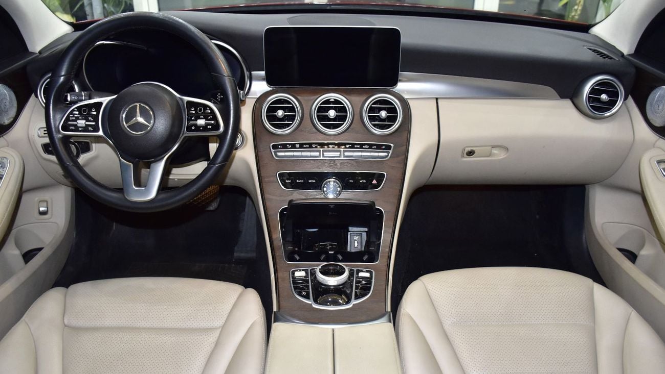 مرسيدس بنز C 300 STANDARD عرض ممتاز لسيارة مرسيدس بنز C300 4Matic (موديل 2021) باللون الأحمر وبمواصفات أمريكية