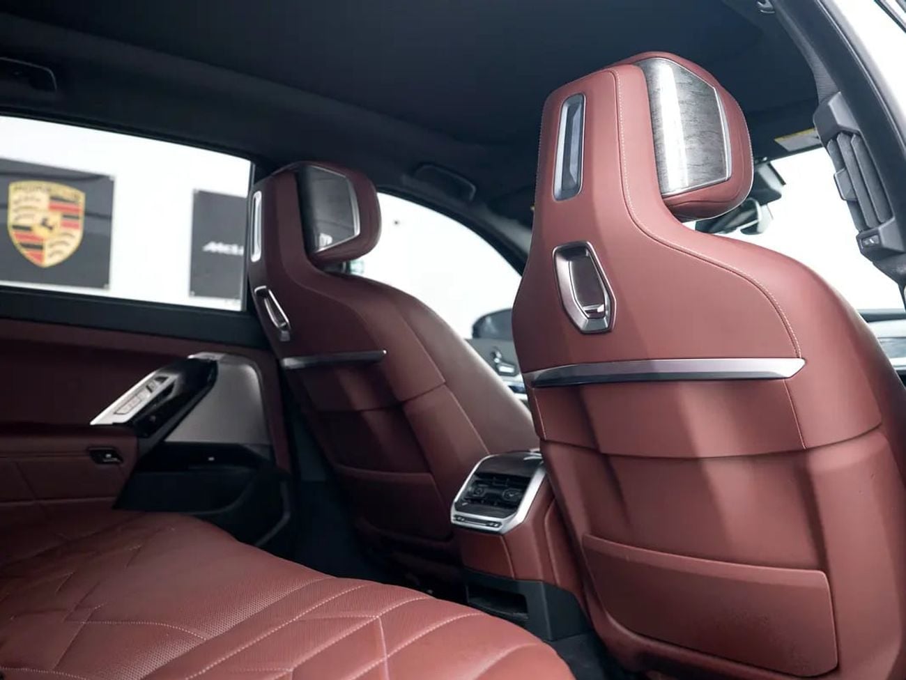 BMW 740i M SPORT BOWERS & WILKINS | PANORAMIC GLASS ROOF | BURGUNDY LEATHER
