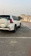 تويوتا برادو VXR محرك بنزين V6 سعة 4.0 لتر، كامل المواصفات، لون أبيض، زر تشغيل، فتحة سقف، ناقل حركة أوتوماتيكي، مقاعد