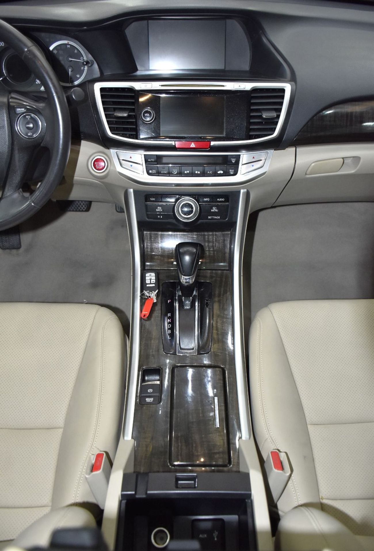 هوندا أكورد EX عرض ممتاز على سيارة هوندا أكورد i-Vtec (موديل 2016) باللون العنابي بمواصفات خليجية