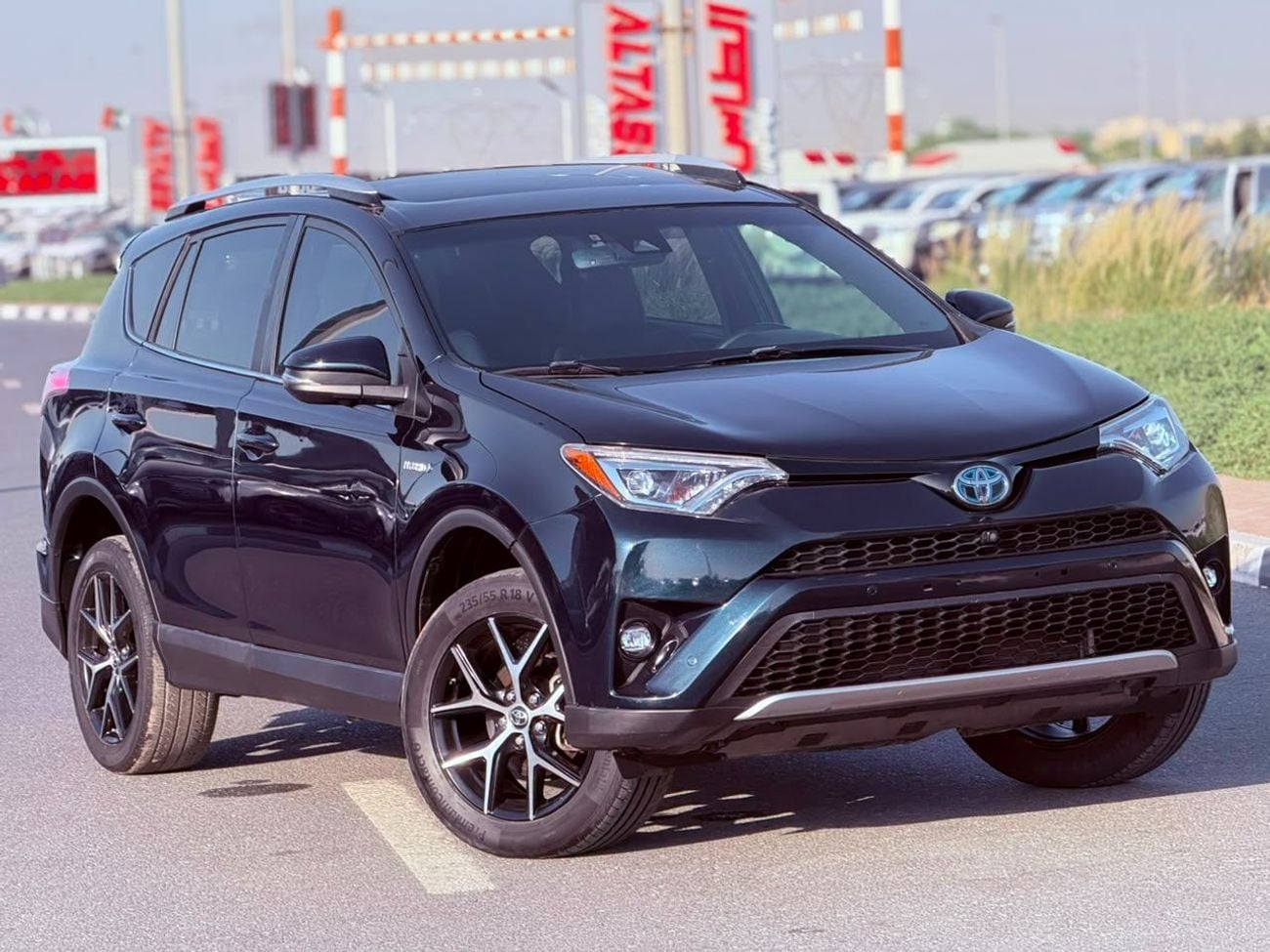 Toyota RAV4 XLE 2018 Model SE sport Edition Hybrid Sunroof , 4x4 , Push button . leather seats and trunk automatic