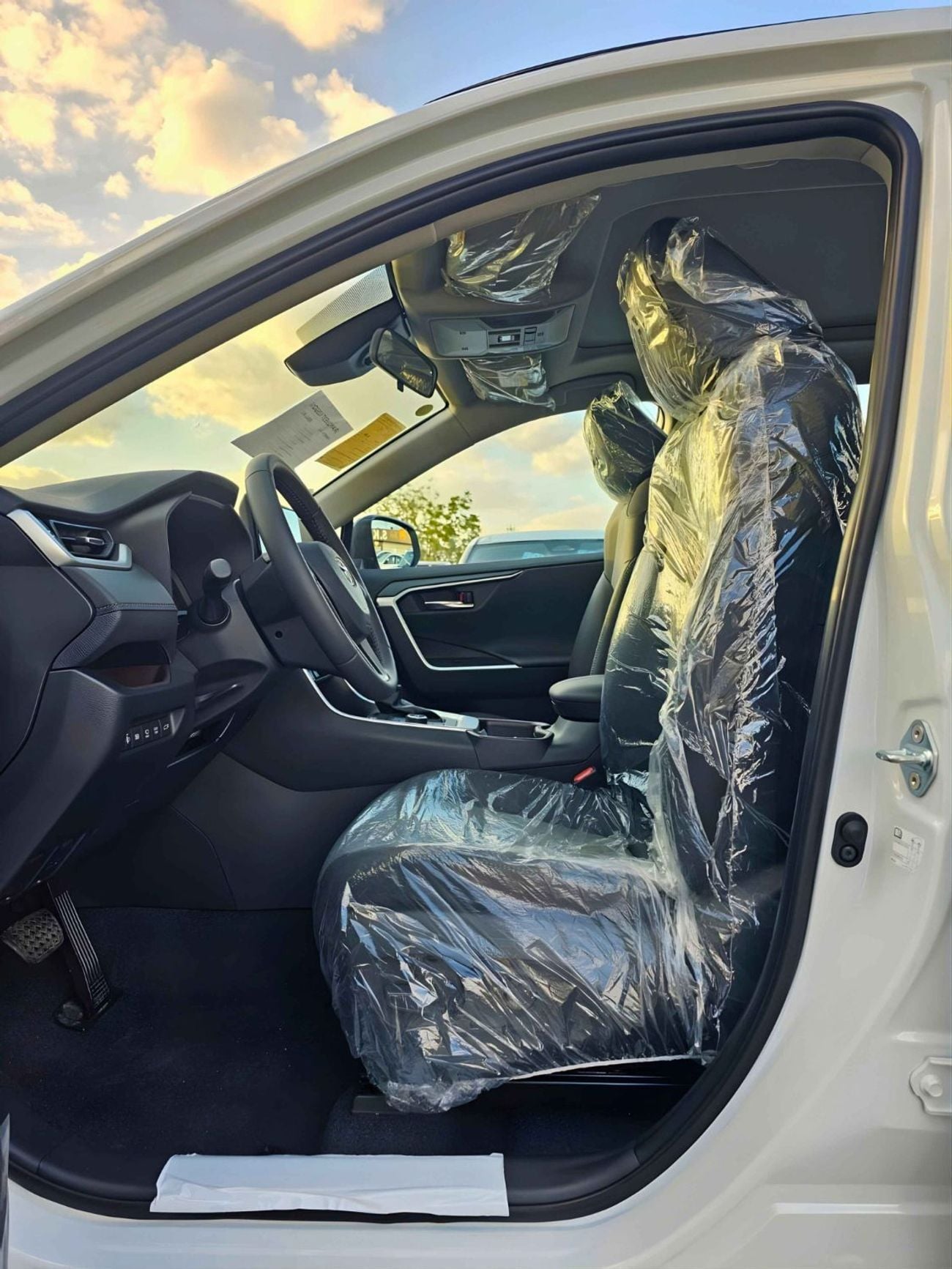 تويوتا راف ٤ أدفنتشر CVT FLAGHSIP / 2.0L PETROL AWD / RADAR, PANORAMIC ROOF, LEATHER WITH POWER SEAT (CODE # RA