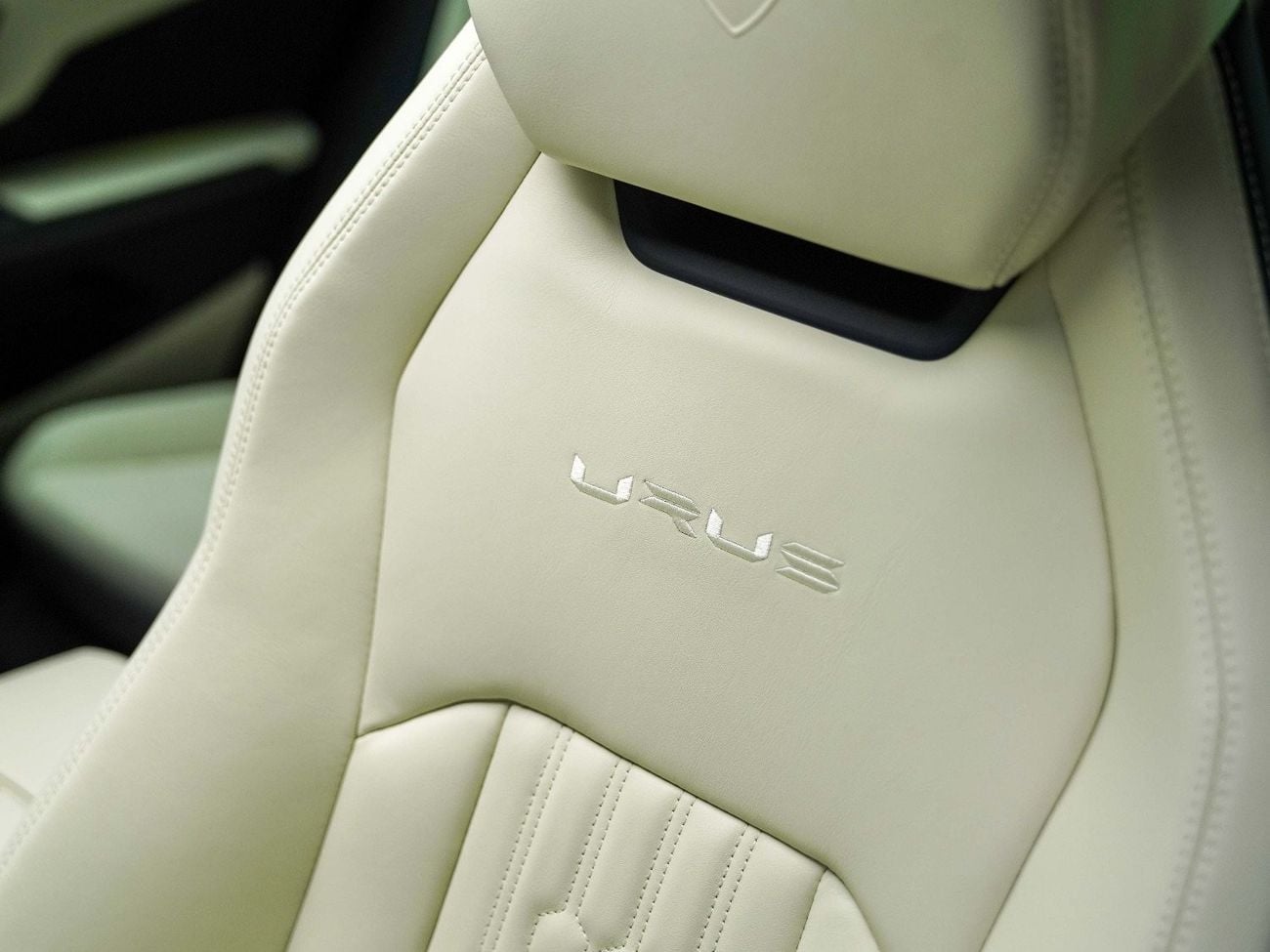 لامبورغيني اوروس UNDER 2 YEARS WARRANTY AND FREE SERVICE - URUS S - 2023 - ONLY 1,400 KM - GRIGIO TELESTO - LIKE NEW
