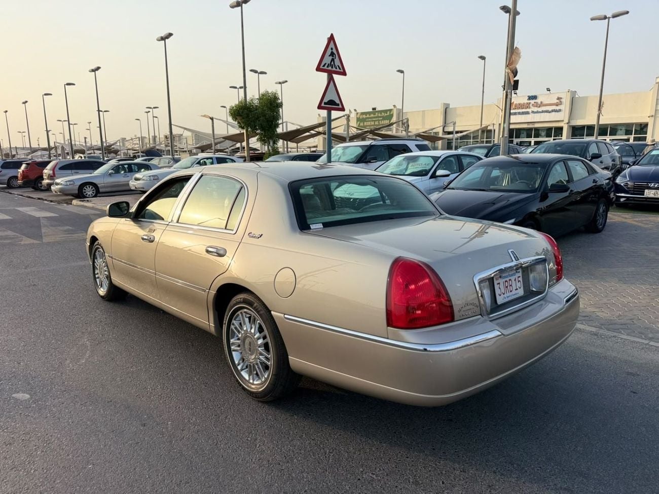 Lincoln Town Car SIGNATURE Accept a special price for a top-of-the-line model in excellent condition.