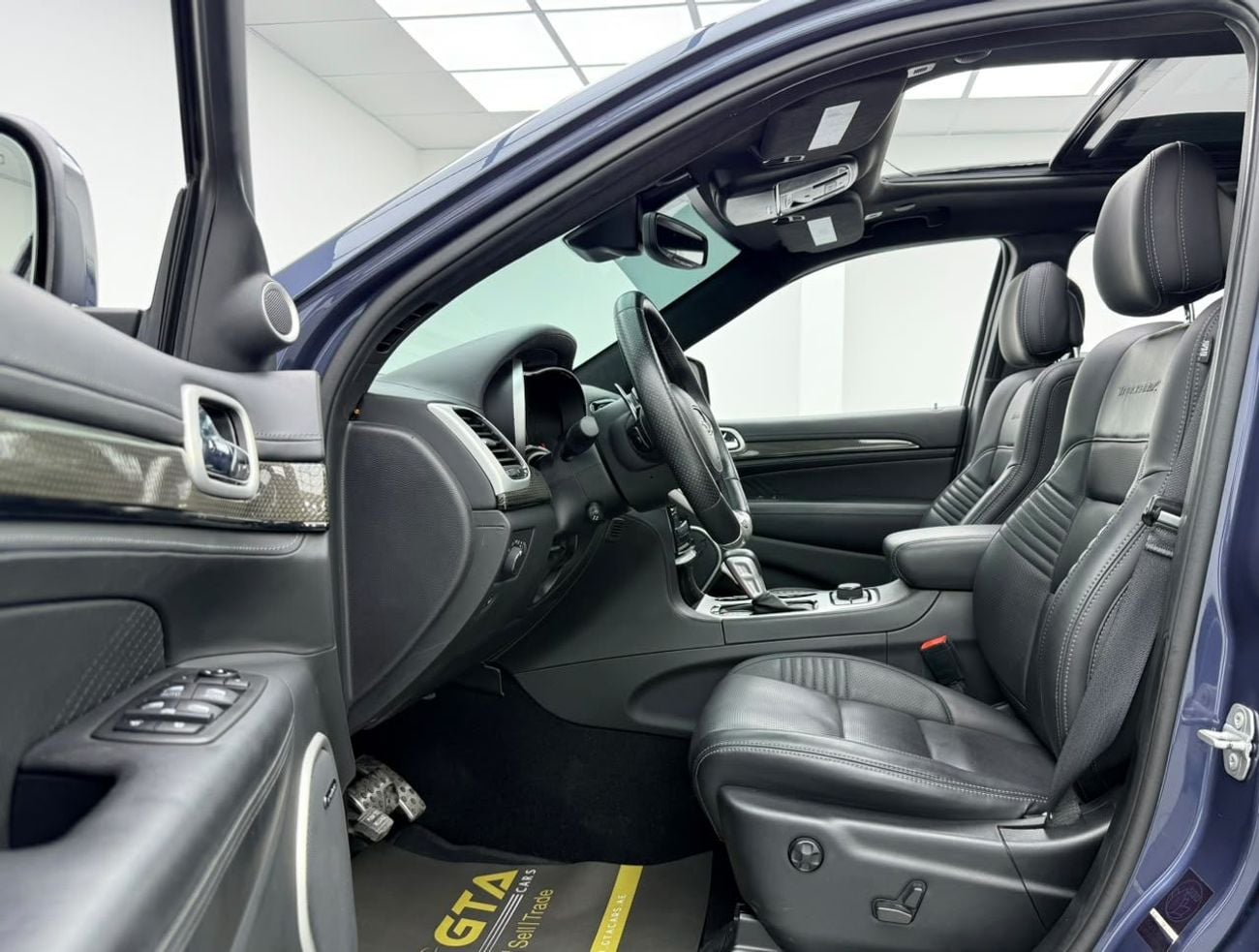 جيب جراند شيروكي TRACKHAWK جيب جراند شيروكي تراك هوك 2021، معدلة بالكامل، داخلية من ألياف الكربون، كاملة المواصفات، أمريكية الص