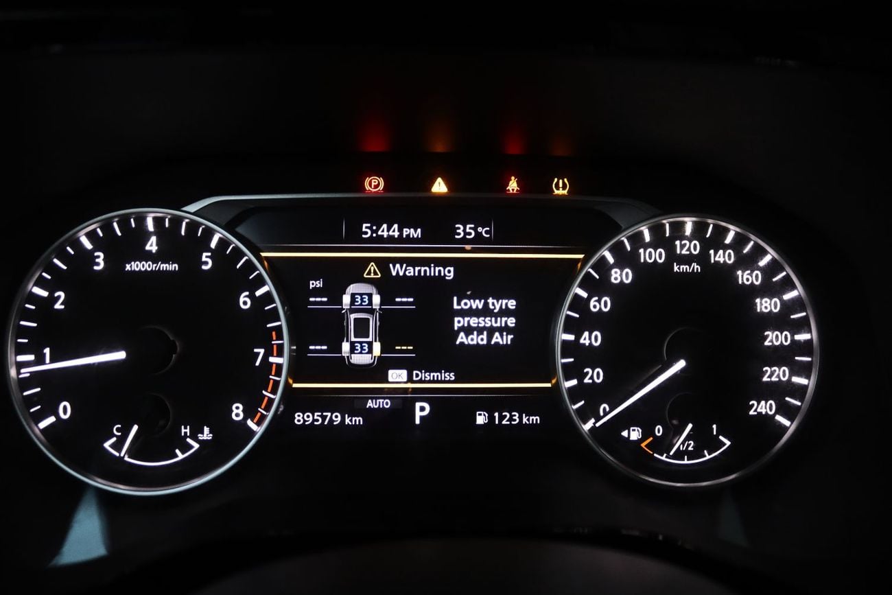Nissan Pathfinder SV ACCIDENTS FREE - GCC - 3500 CC - 8 STR - 4WD - PERFECT CONDITION INSIDE OUT