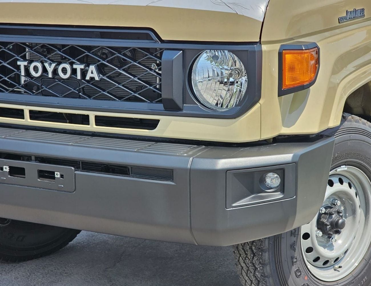 تويوتا لاند كروزر بيك آب LC79 SINGLE CABIN LC79 كابينة مفردة || محرك بنزين V6 سعة 4.0 لتر، دفع رباعي / نوافذ كهربائية / قفل تفاضلي، أنبوب تنفس