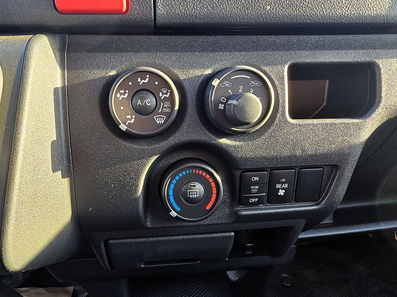 تويوتا هاياس GL Toyota Hiace Std Roof 15 Seater 2.7l Petrol M/T RWD White Color 2026 Model