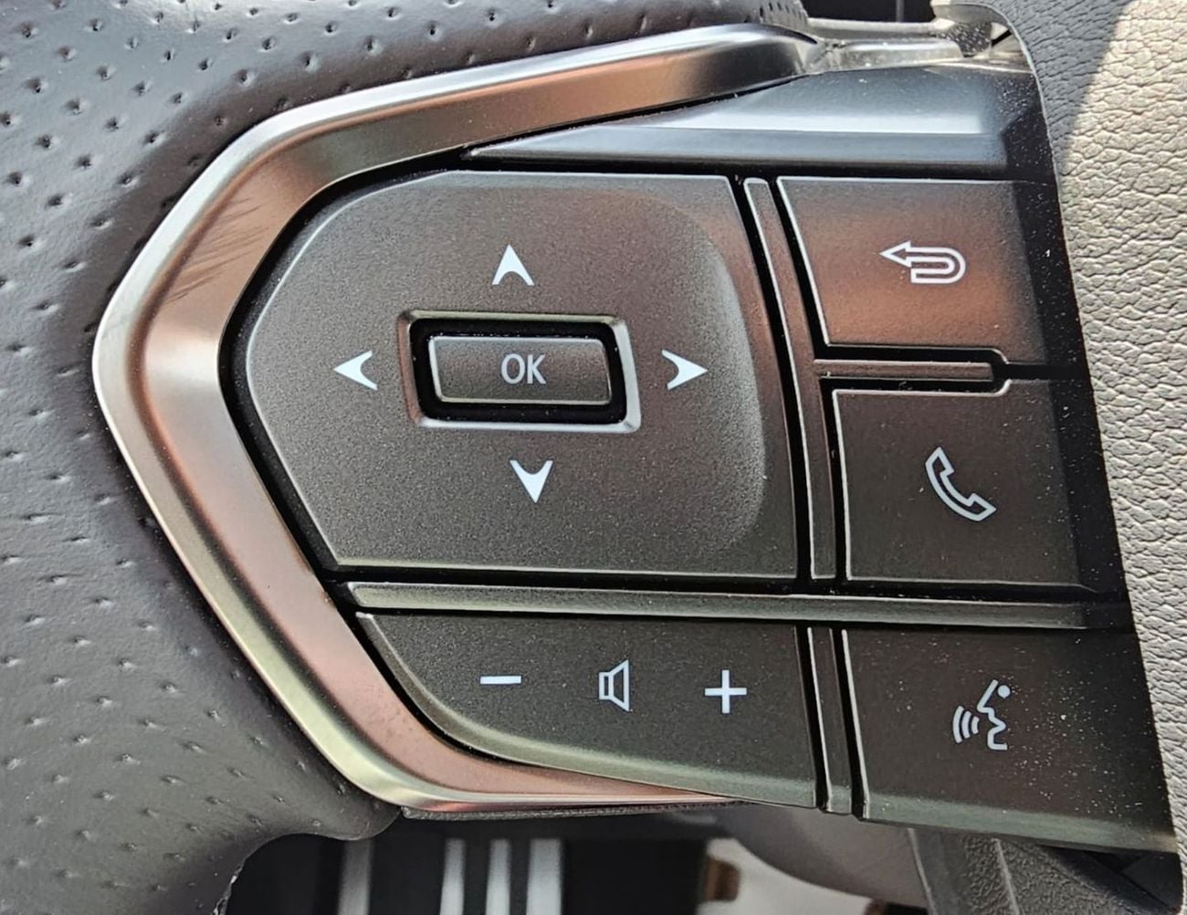 لكزس LX 600 F SPORT لكزس LX600 F.SPORT مارك ليفينسون || محرك بنزين V6 سعة 3.5 لتر، دفع رباعي، 22 عجلة قيادة، رادار، شاشة