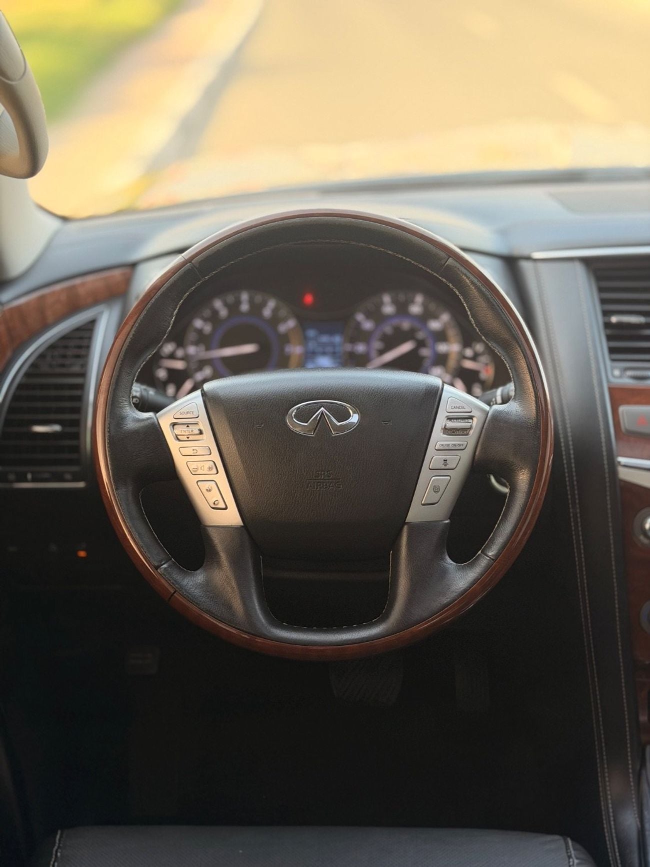 Infiniti QX80 LUXURY 4WD Full option