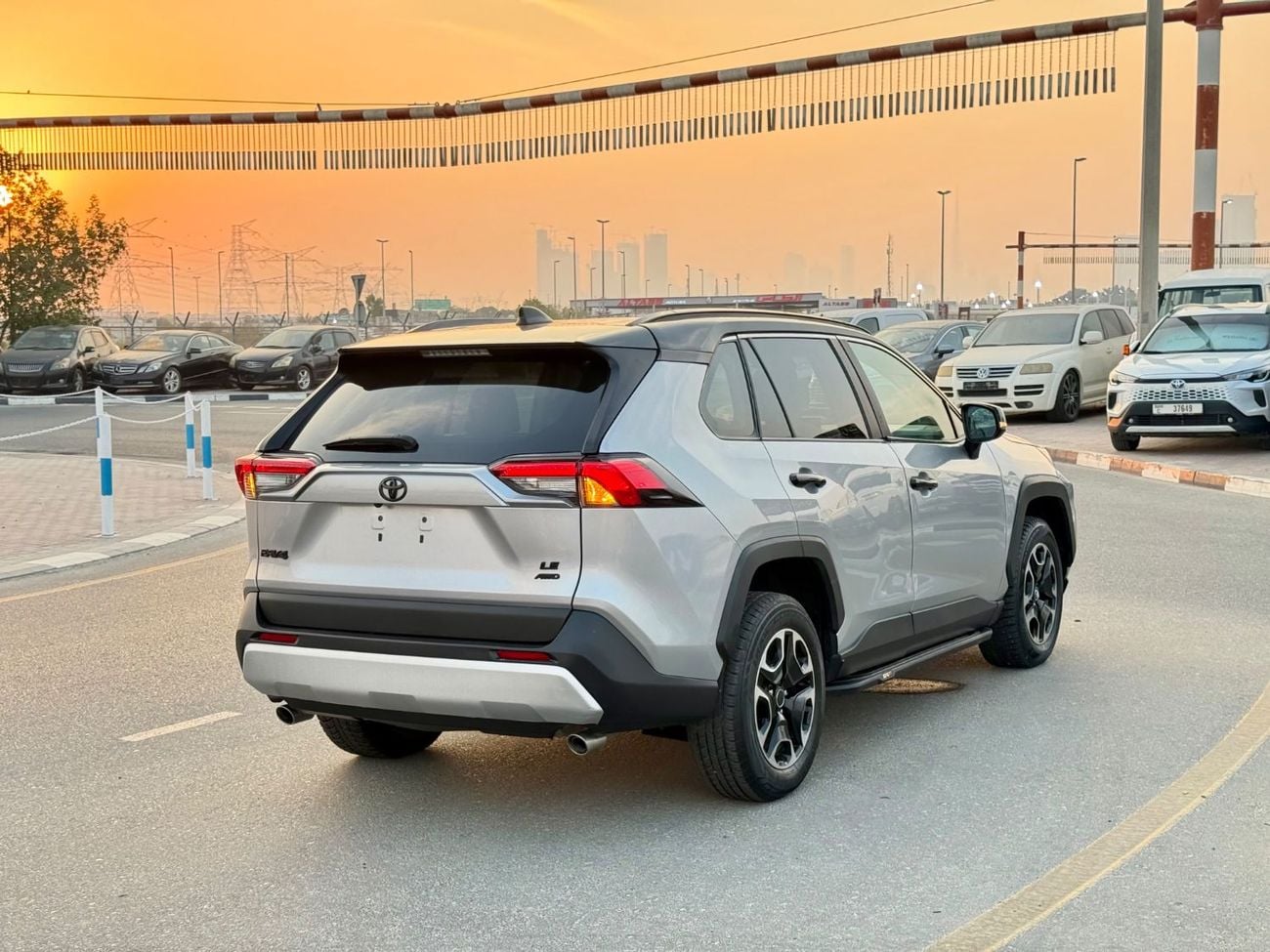 Toyota RAV4 LE 2022 TOYOTA RAV4 XLE MOONROOF 2.5L 4WD KM: 56000