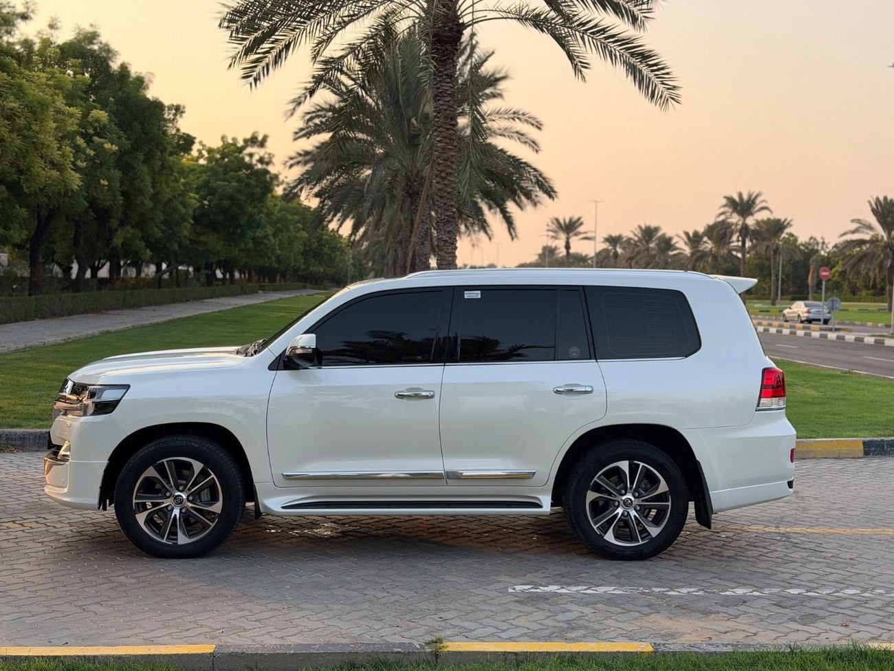 Toyota Land Cruiser GXR Grandturing V8