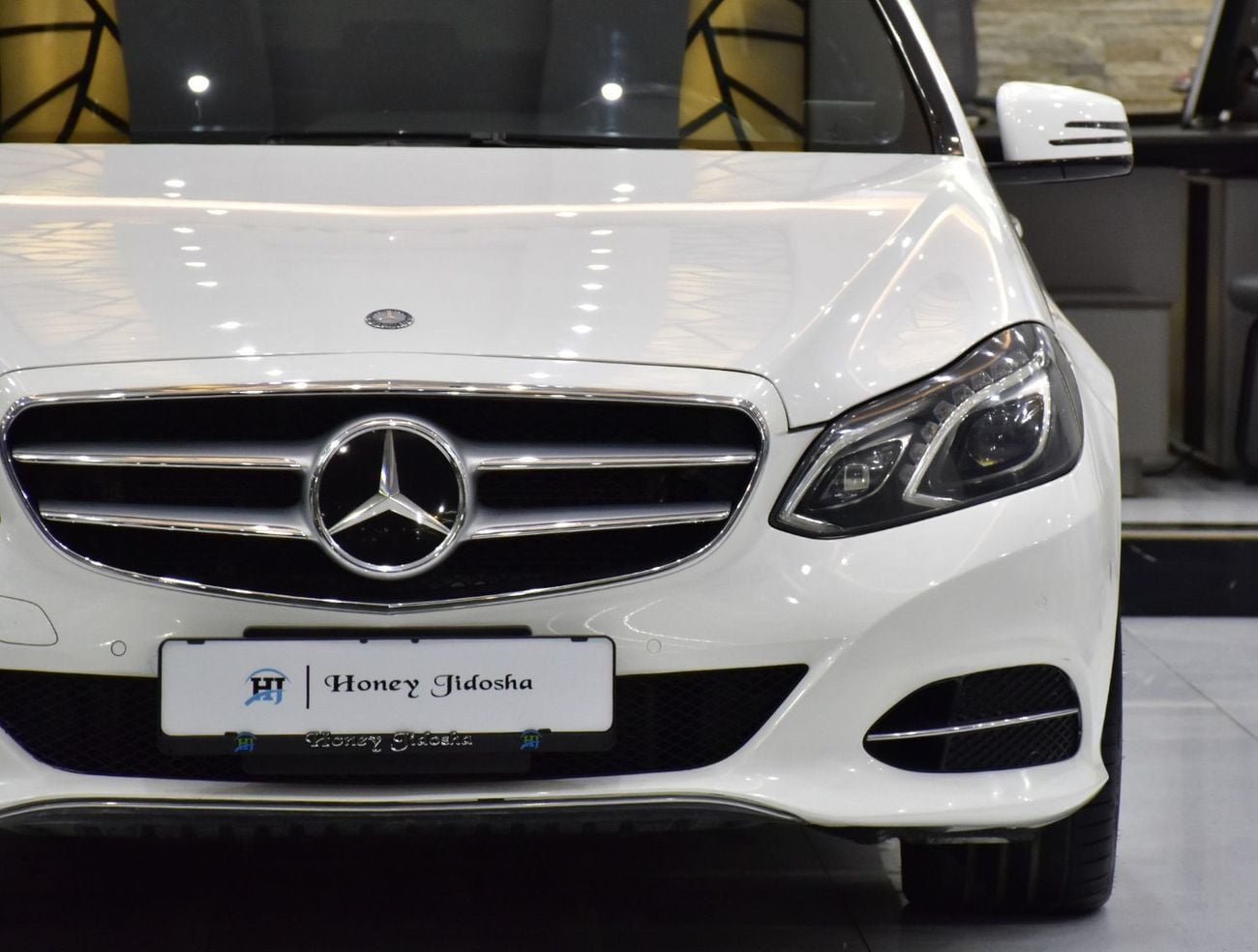 مرسيدس بنز E 400 STANDARD EXCELLENT DEAL for our Mercedes Benz E400 Hybrid ( 2014 Model ) in White Color Japanese Specs