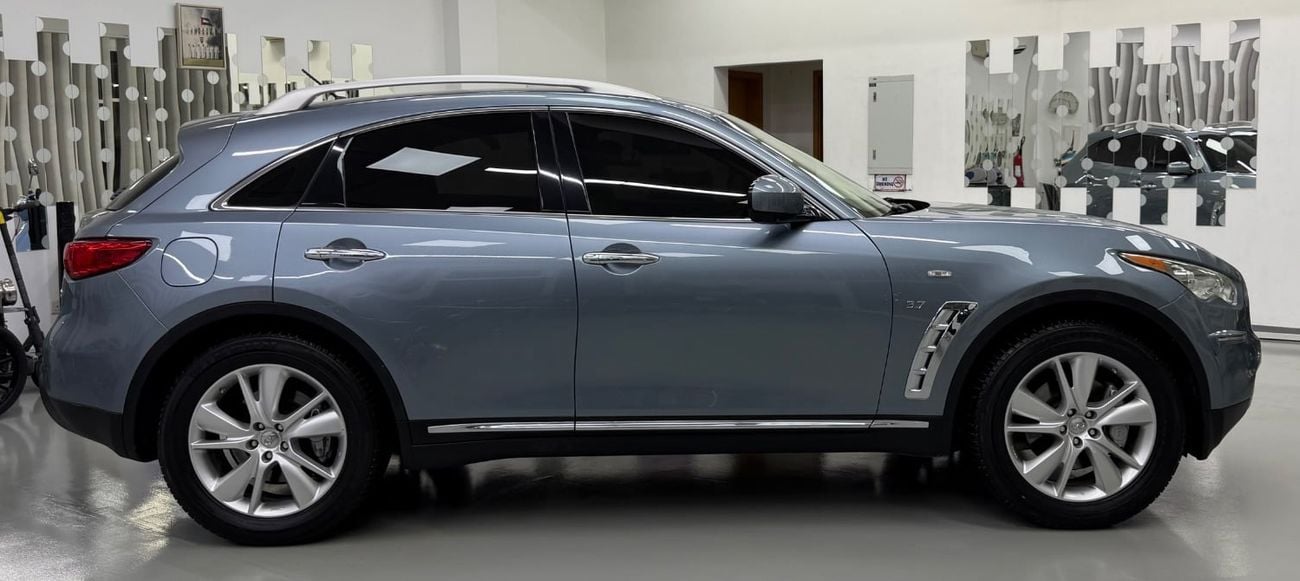 Infiniti QX70 LUXURY GCC .. Perfect condition .. V6 .. Top Range