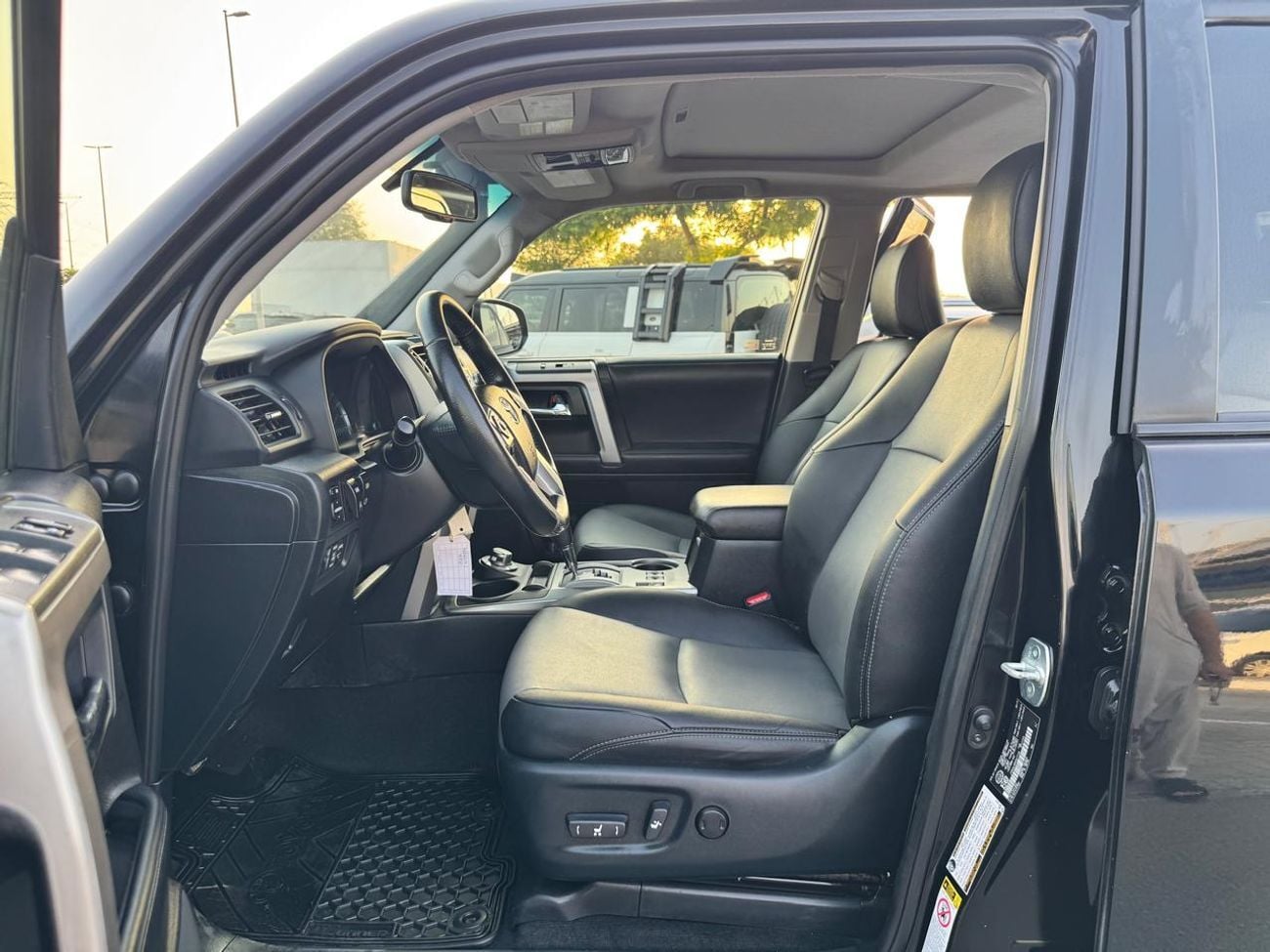 تويوتا فور رنر LIMITED V6 4.0L SUNROOF 4X4 7SEAT LEDAR PERFICT CONDATION CANADIAN SPECIFIC