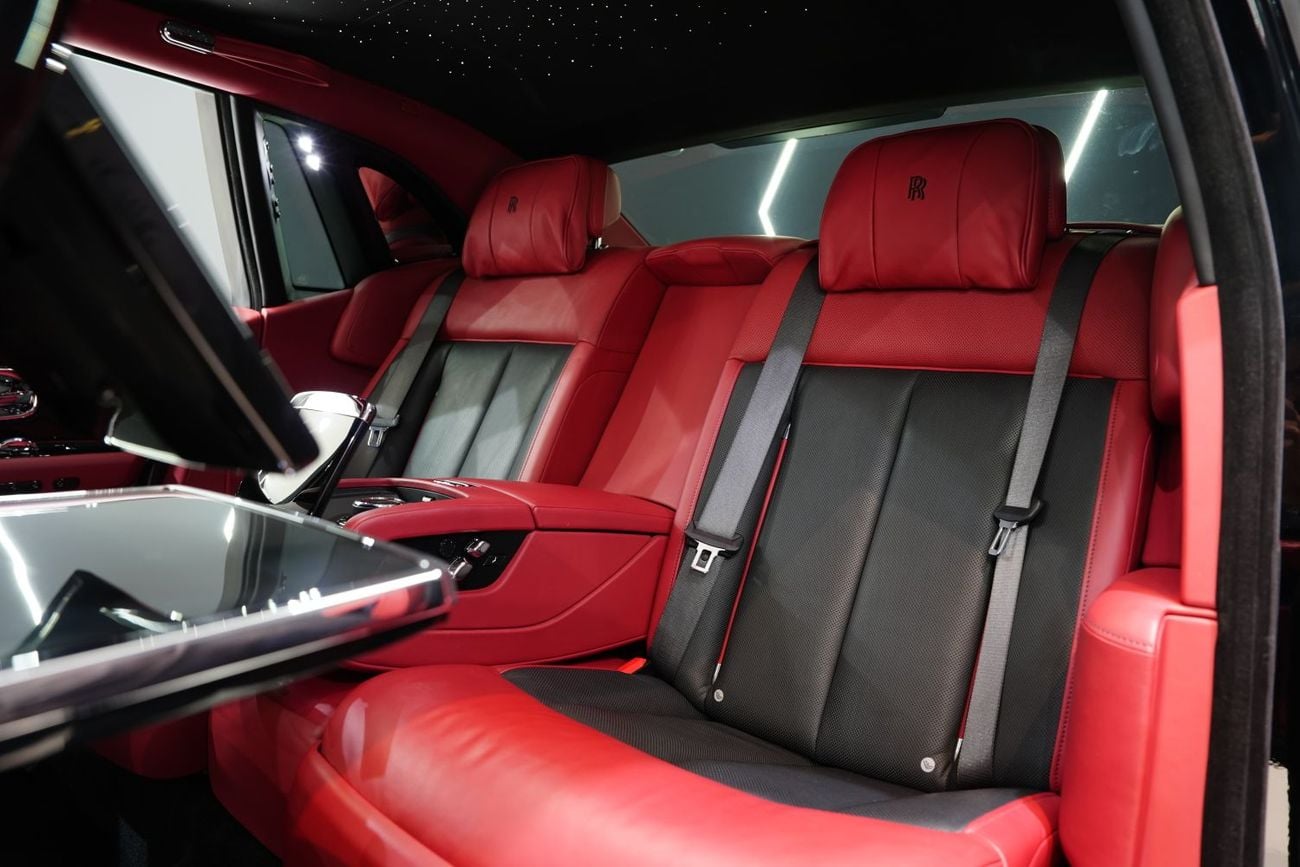 Rolls Royce Phantom STANDARD Std 6.8L VIII, Bespoke Audio, Rear Entertainment, Brushed Steel Bonnet, GCC Specs!!