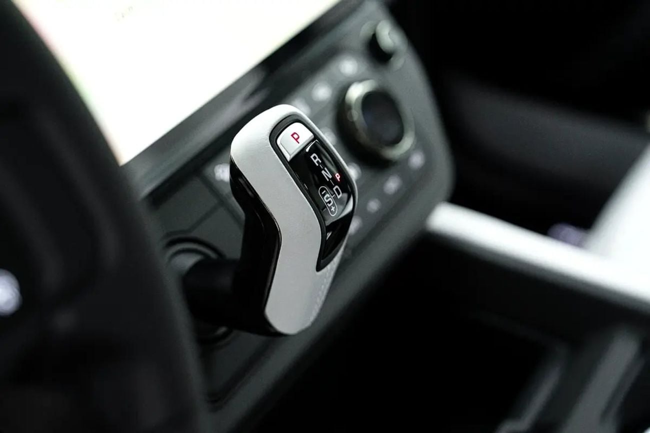 Land Rover Defender 110 Octa P635 GCC Specs