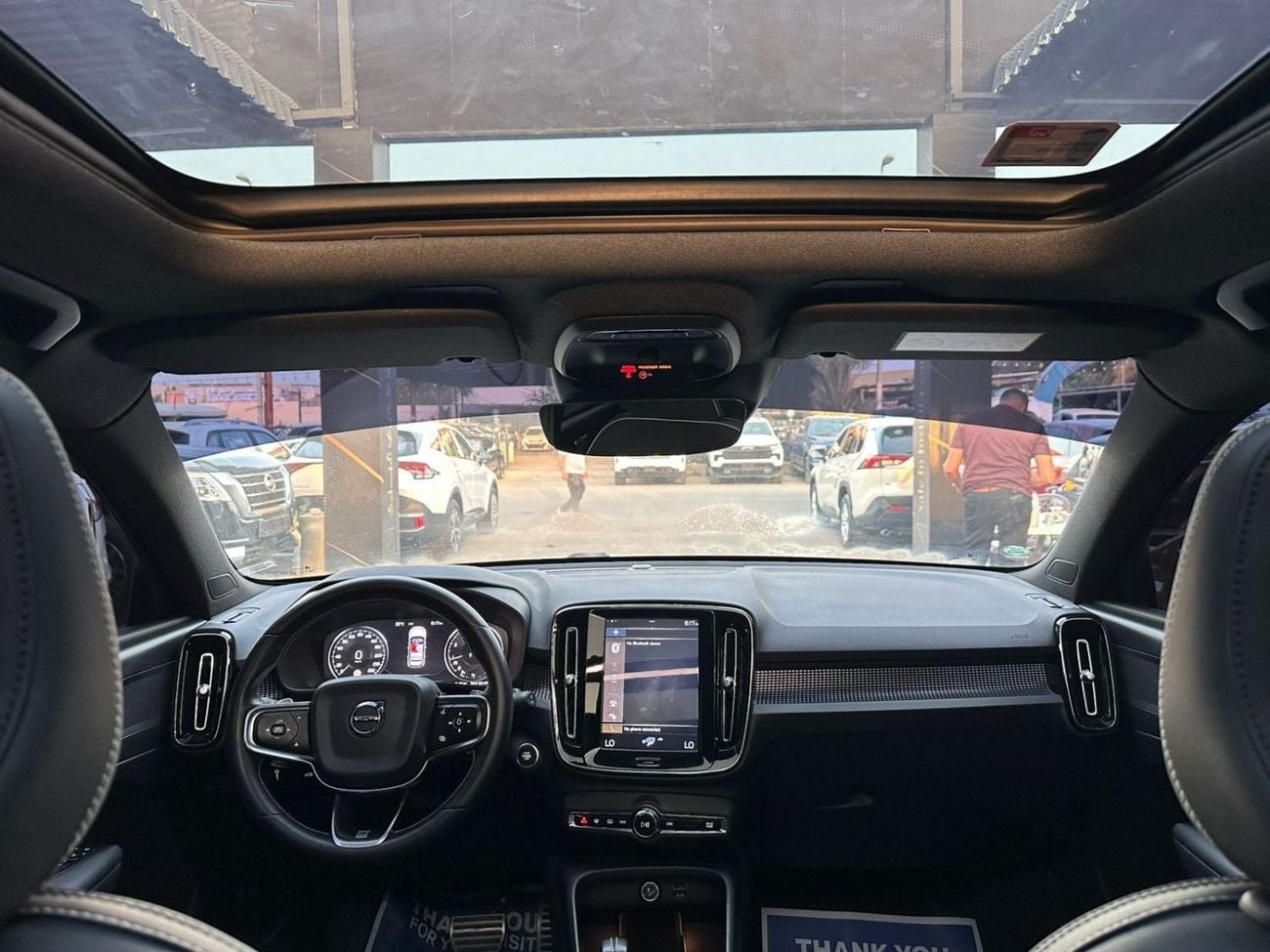 فولفو XC 40 R DESIGN فولفو XC40 T4 موديل 2020 بمواصفات خليجية، كروس أوفر فاخرة بتصميم رياضي وتجهيزات أمان وراحة متقدمة، م