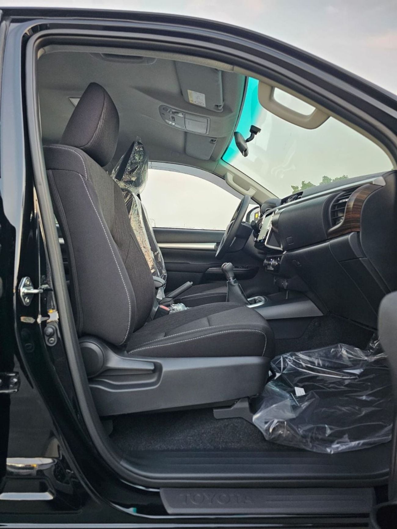 Toyota Hilux TOYOTA HILUX SR5 WIDE BODY || 2.7L PETROL V4 M/T 4WD | BLIND SPOT | WINDOW VISOR | REAR CAMERA | AUT