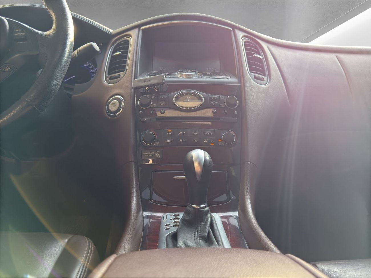 Infiniti QX50 PREMIUM 2018 Infiniti QX50 Premium | 3.7L V6 | GCC Specs | White / Brown