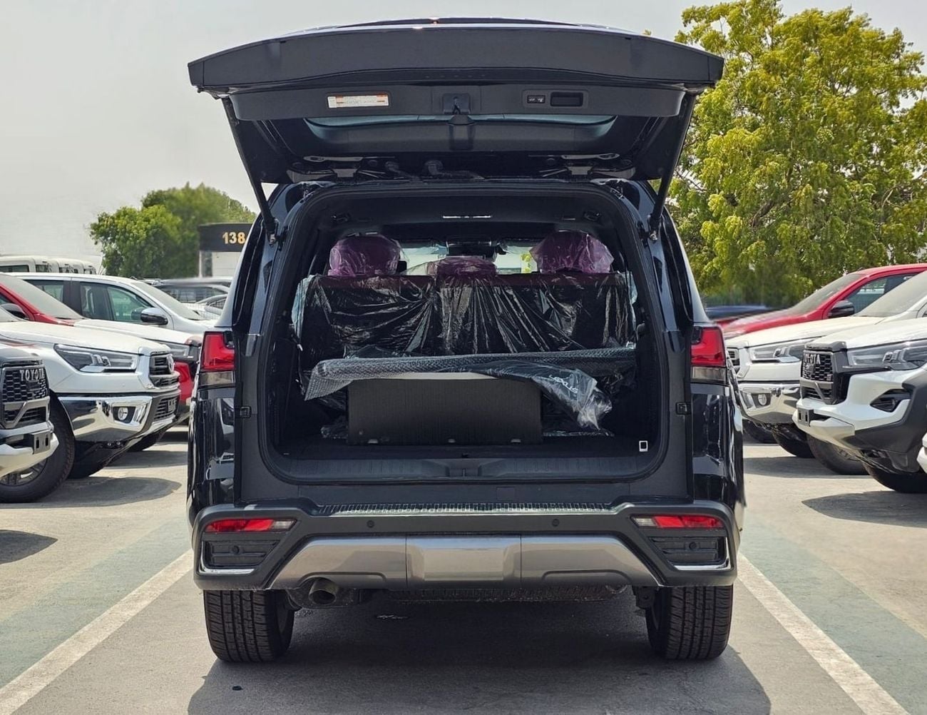Lexus LX600 SIGNATURE || 3.5L V6 PETROL / RADAR / REAR ENTERTAINMENT SCREEN / HEADS UP DISPALY / COOL BOX (CODE