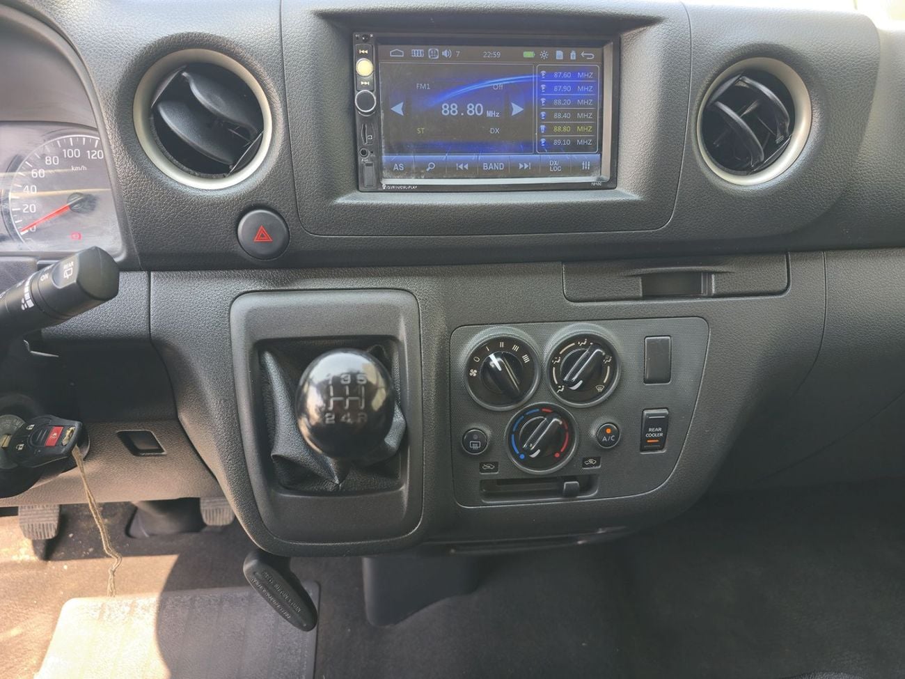 Nissan Urvan STANDARD 13 Seater