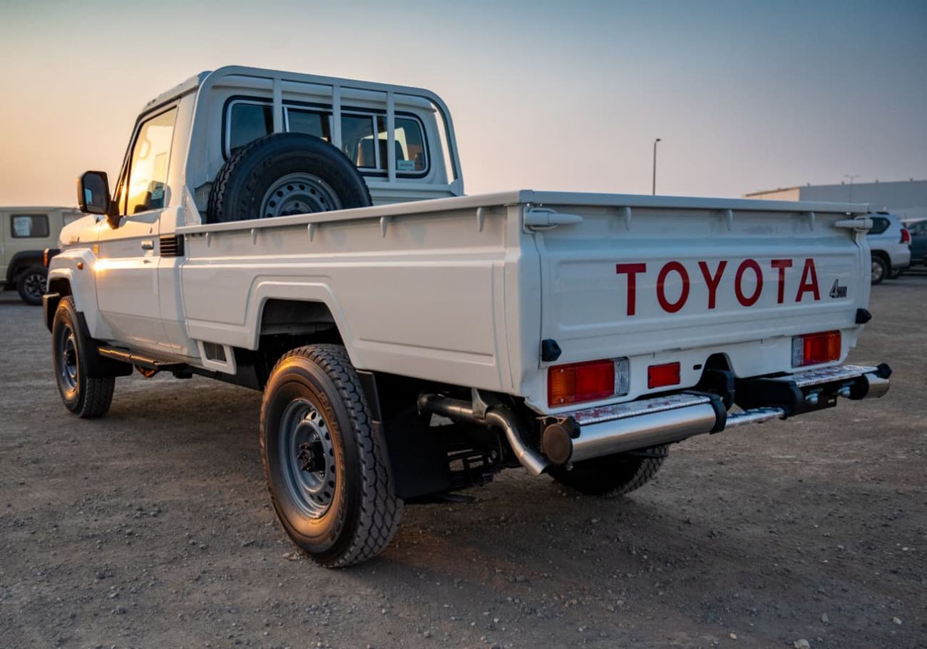 Toyota Land Cruiser Pick Up LC 79 SINGLE CABIN 2.8 DIESEL AUTOMATIC 2.8L, 4-cylinder, DOHC, Turbo Diesel . 3 seats . 2 Doors