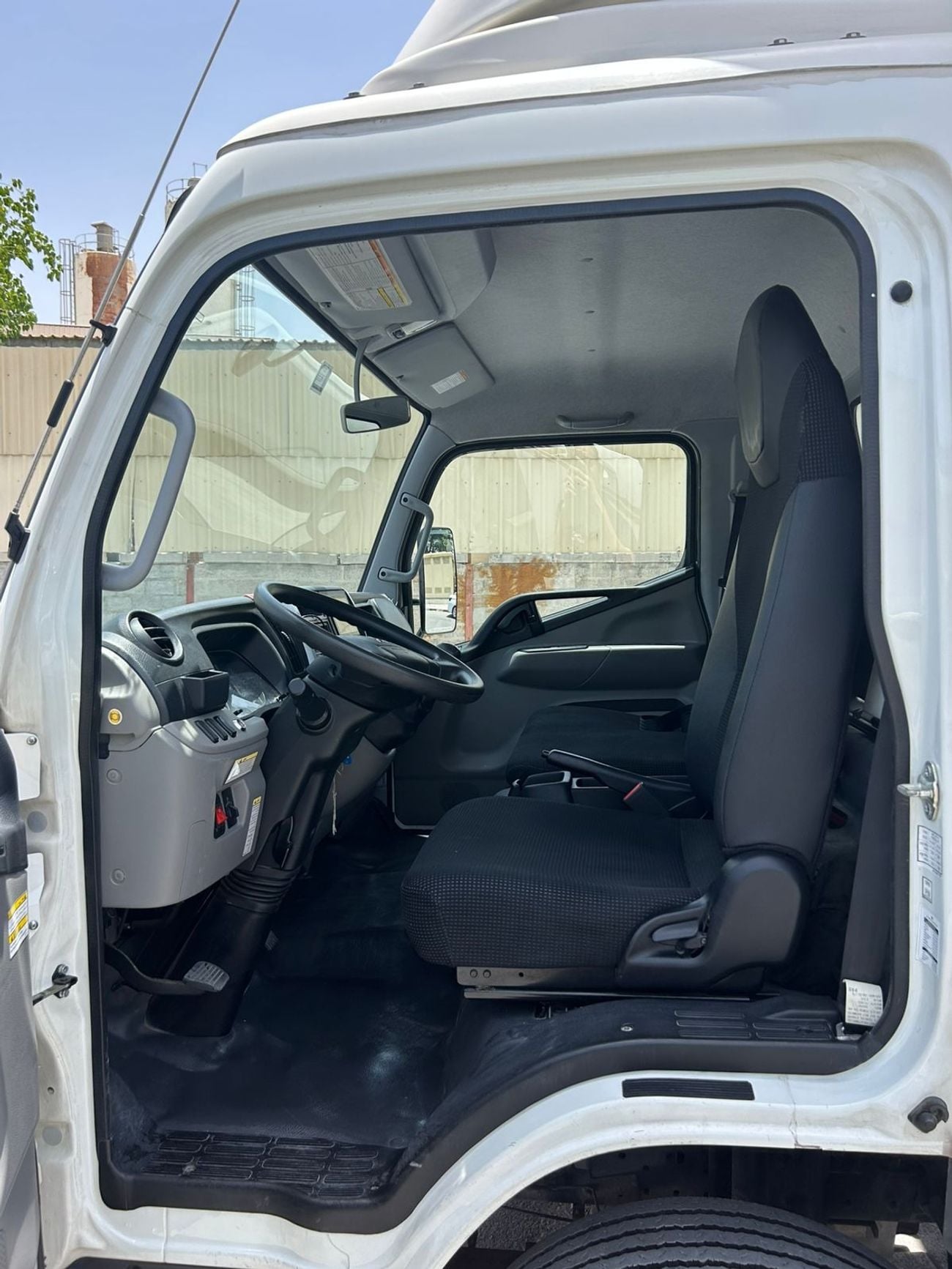 ميتسوبيشي كانتر فان STANDARD 2024 Mitsubishi Canter Box Truck | Long Chassis | GCC Spec | 47,000 km