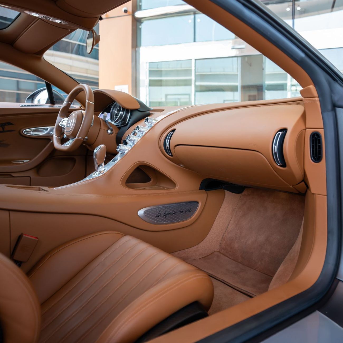 بوغاتي شيرون 2021 BUGATTI CHRION (1 OF 20) DONE 6000KM (4 YEARS WARRANTY+ SERVICE)