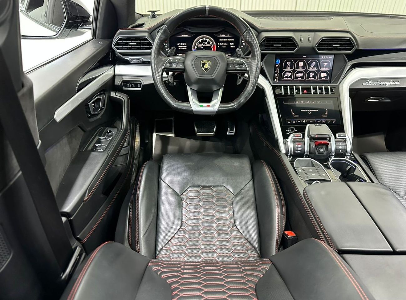 Lamborghini Urus Std 2019 Lamborghini Urus Vip Seats, Warranty, Service History, Full Options, Low Kms, GCC