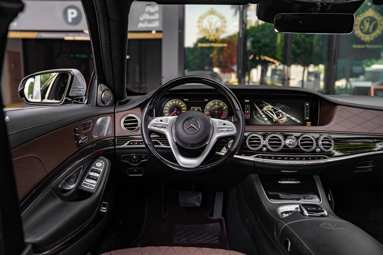 مرسيدس مايباخ S650 مايباخ V12 سيارة كاملة المواصفات، أوراقها سليمة، لم تتعرض لحوادث، خضعت لصيانة شاملة وجاهزة للانطلاق.