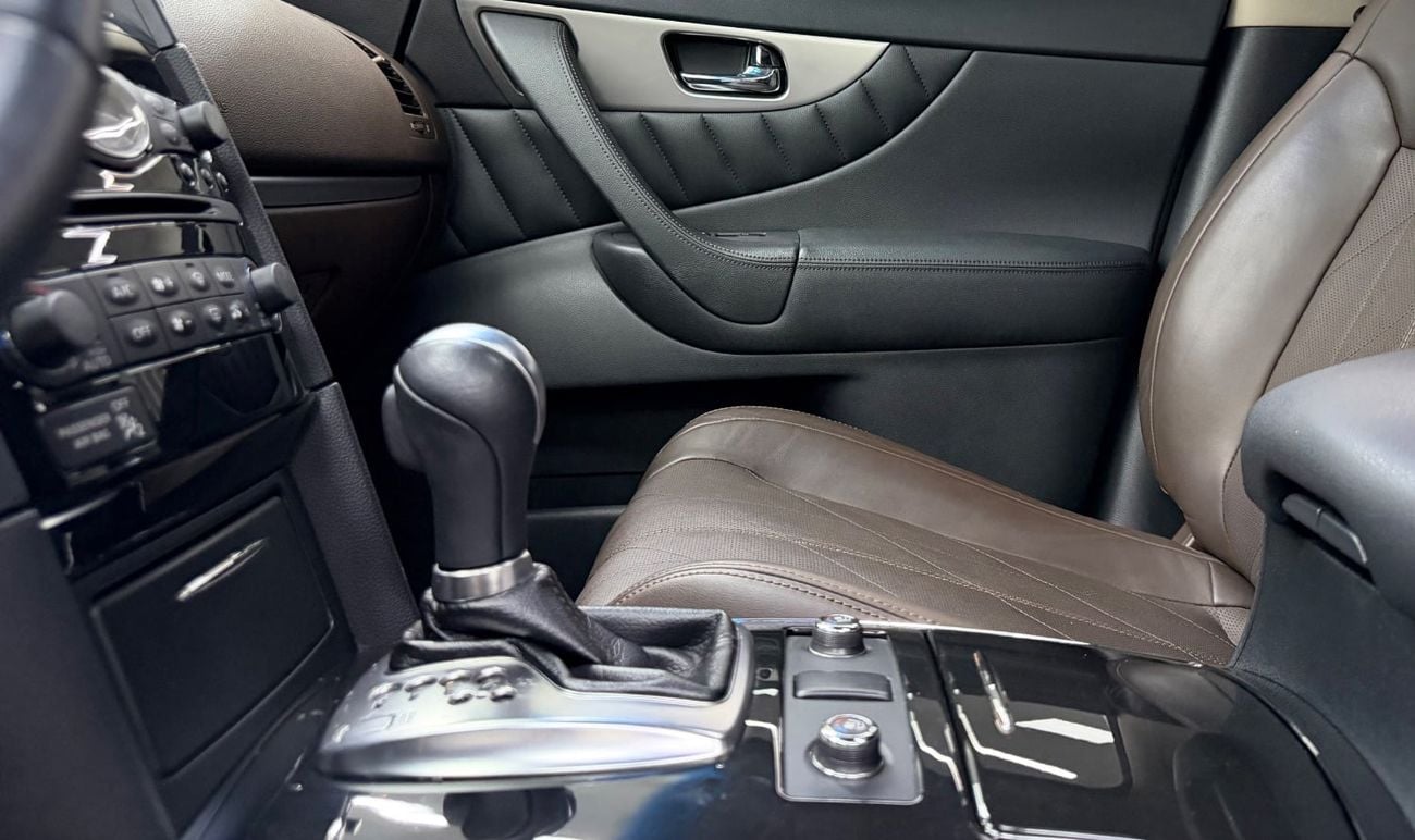 Infiniti QX70 LUXURY GCC .. Perfect condition .. V6 .. Top Range
