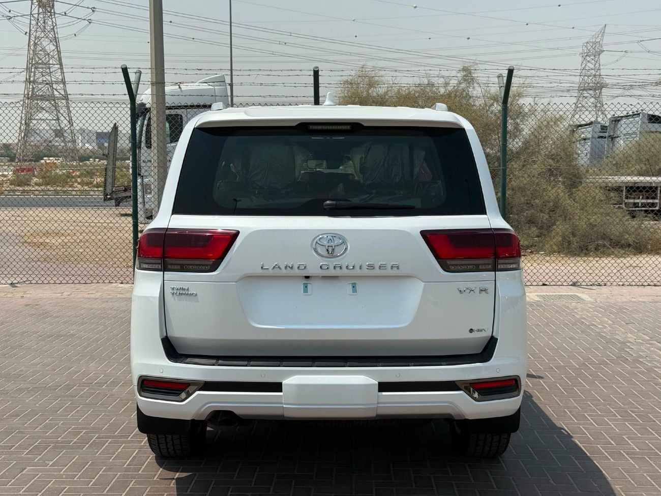 Toyota Land Cruiser VXR 3.5 HYBRID 2026 GCC SPEC WHITE/RED