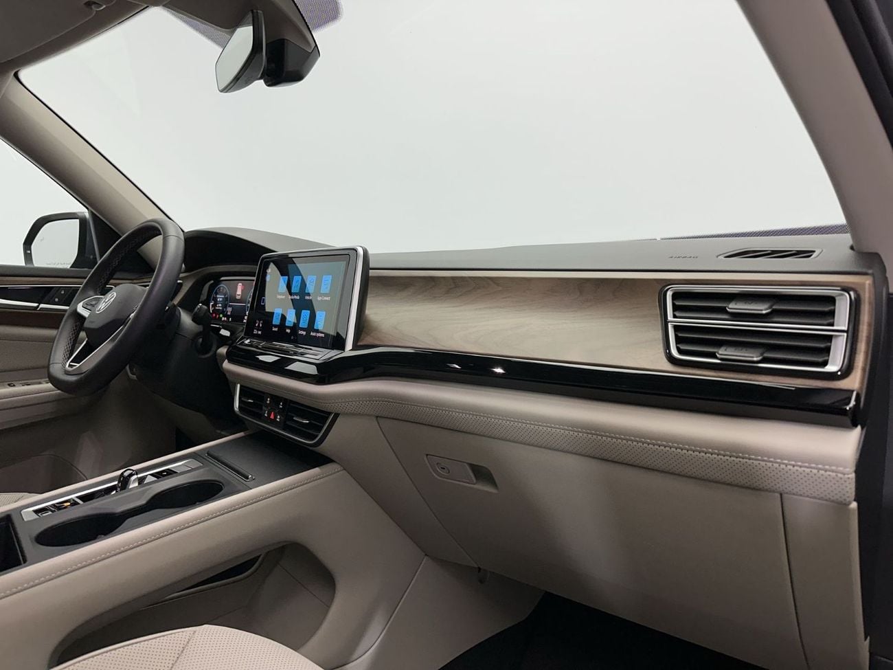 Volkswagen Teramont COMFORTLINE Teramont Trend 2.0 L with Alloy Wheels | GCC Specs | Keyless Start and Access | VW Certified