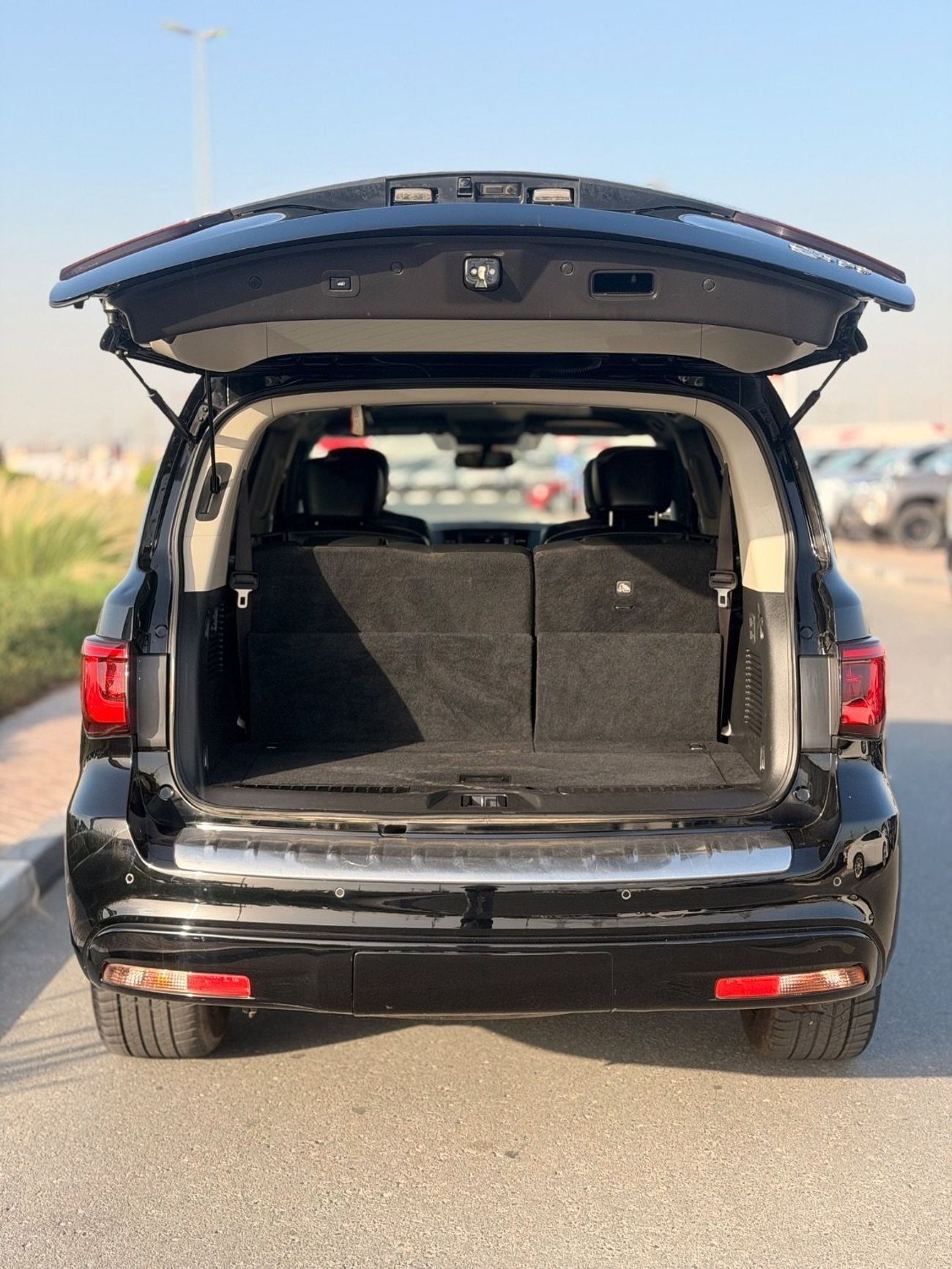 Infiniti QX80 LUXURY 4WD Full option
