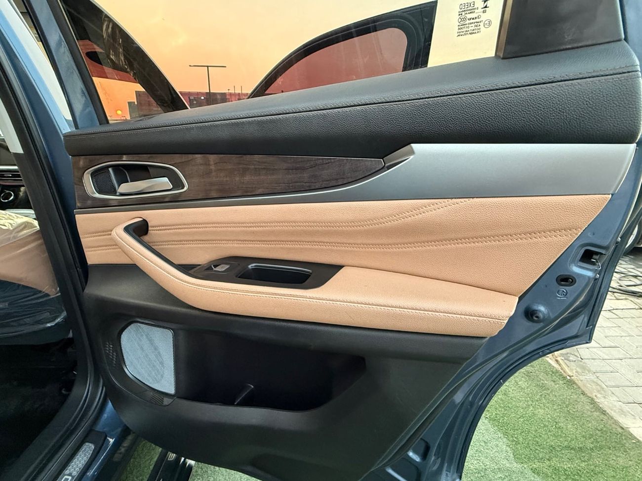 إكسيد VX FLAGSHIP 7 Seats / 7-Seater (7 مقاعد) Panoramic Sunroof (فتحة سقف بانوراما) Leather Seats (مقاعد جلد) 360-
