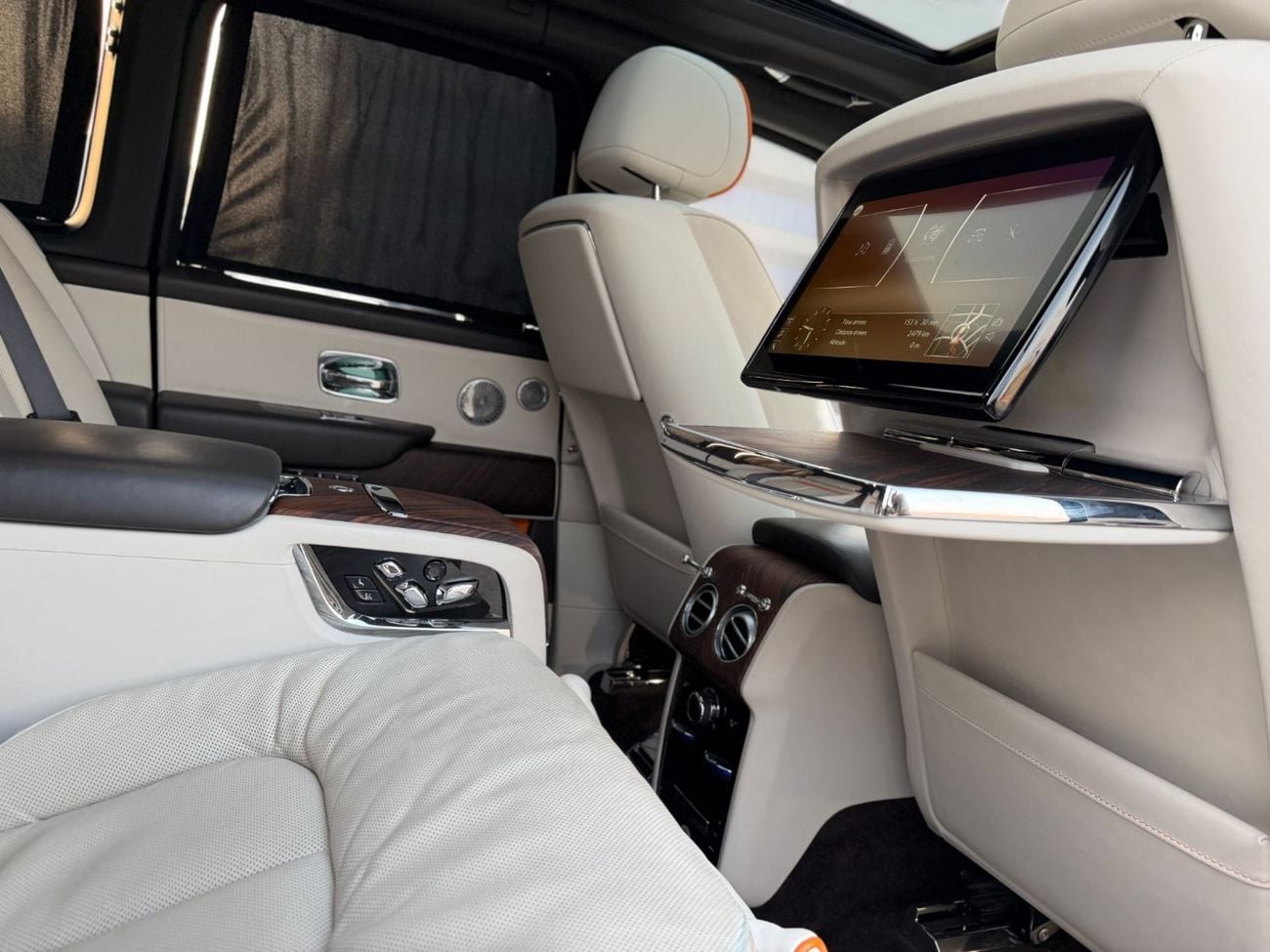 Rolls Royce Cullinan STANDARD ROLLS-ROYCE CULLINAN SILVER BADGE | GCC | ORIGINAL PAINT | AGMC SERVICE CONTRACT