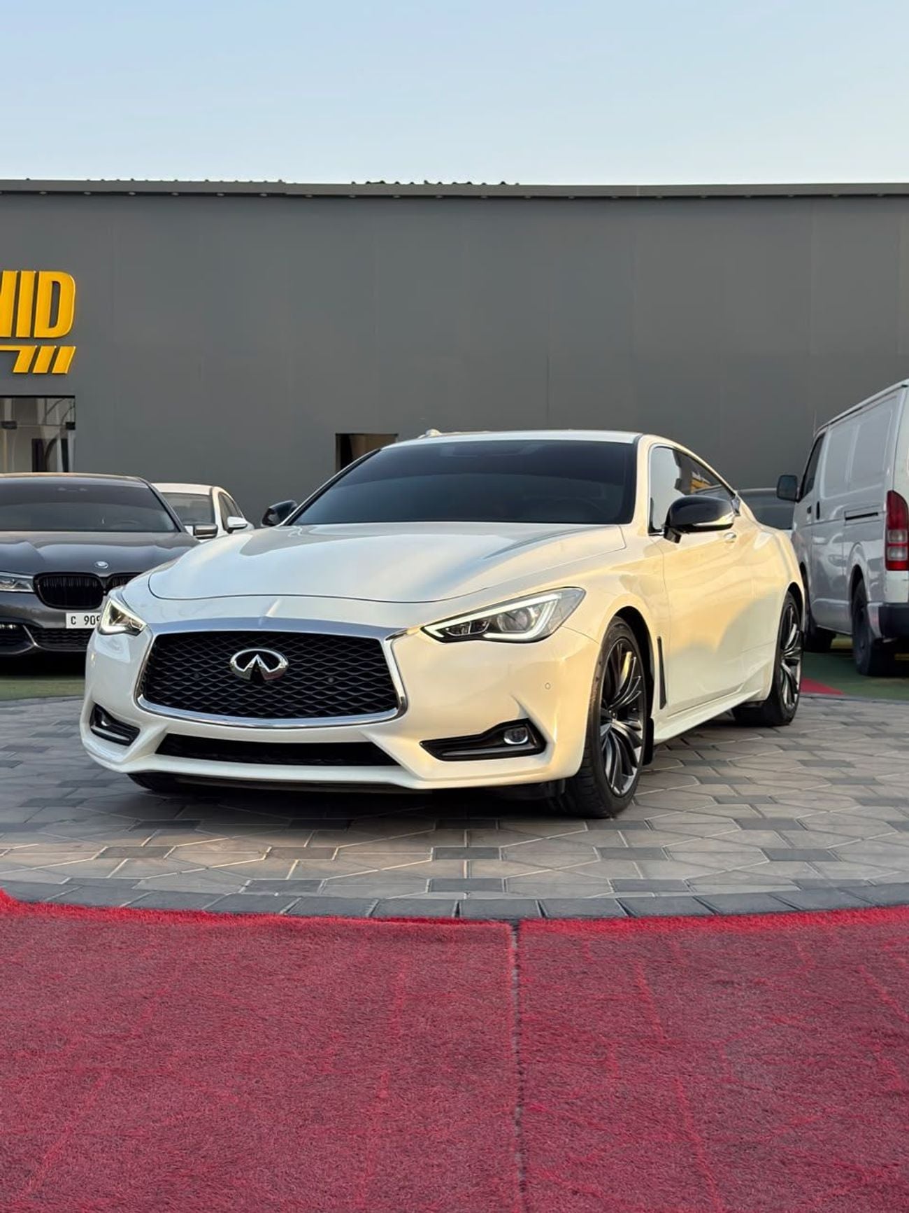 Infiniti Q60 LUXE