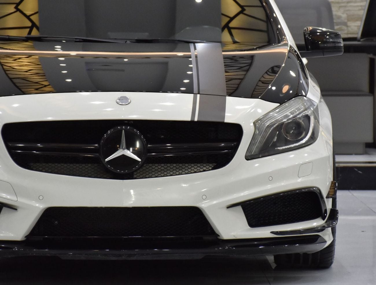 مرسيدس بنز A45 إيه إم جي عرض ممتاز لسيارة مرسيدس بنز A45 AMG 4Matic Edition 1 (موديل 2014) باللون الأبيض بمواصفات خليجية