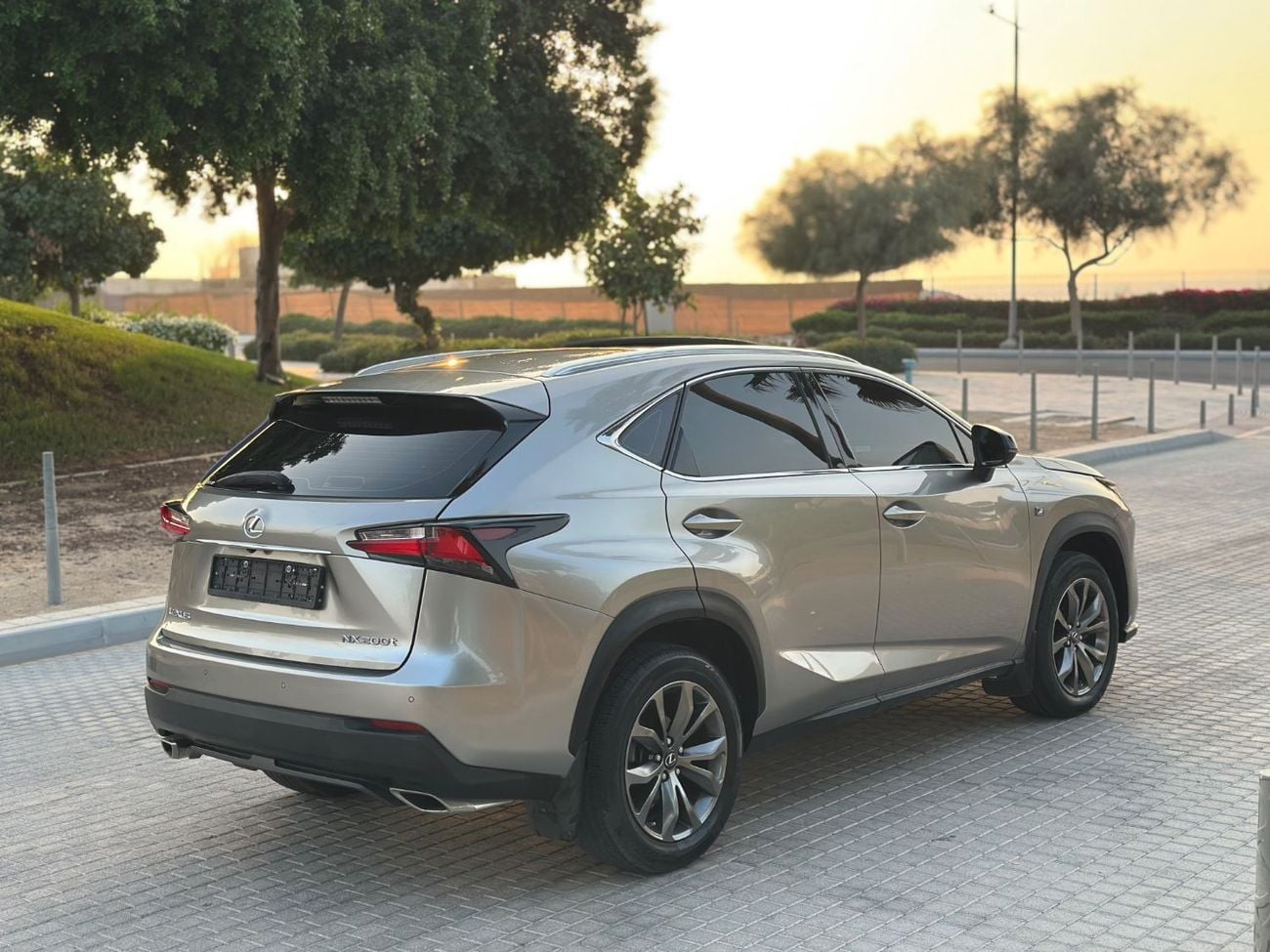 لكزس NX200t F SPORT بلاتينيوم