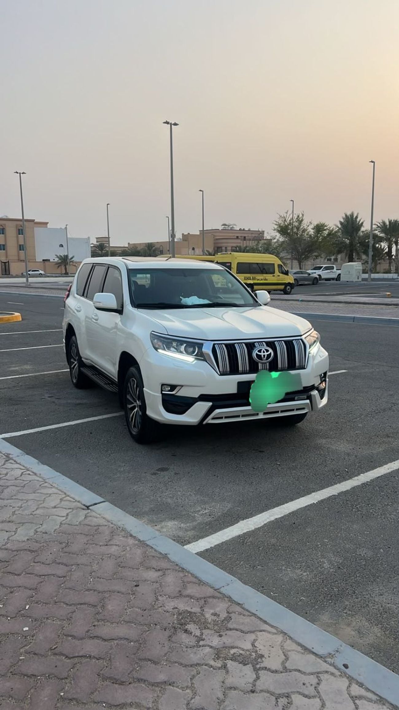 تويوتا برادو VXR محرك بنزين V6 سعة 4.0 لتر، كامل المواصفات، لون أبيض، زر تشغيل، فتحة سقف، ناقل حركة أوتوماتيكي، مقاعد