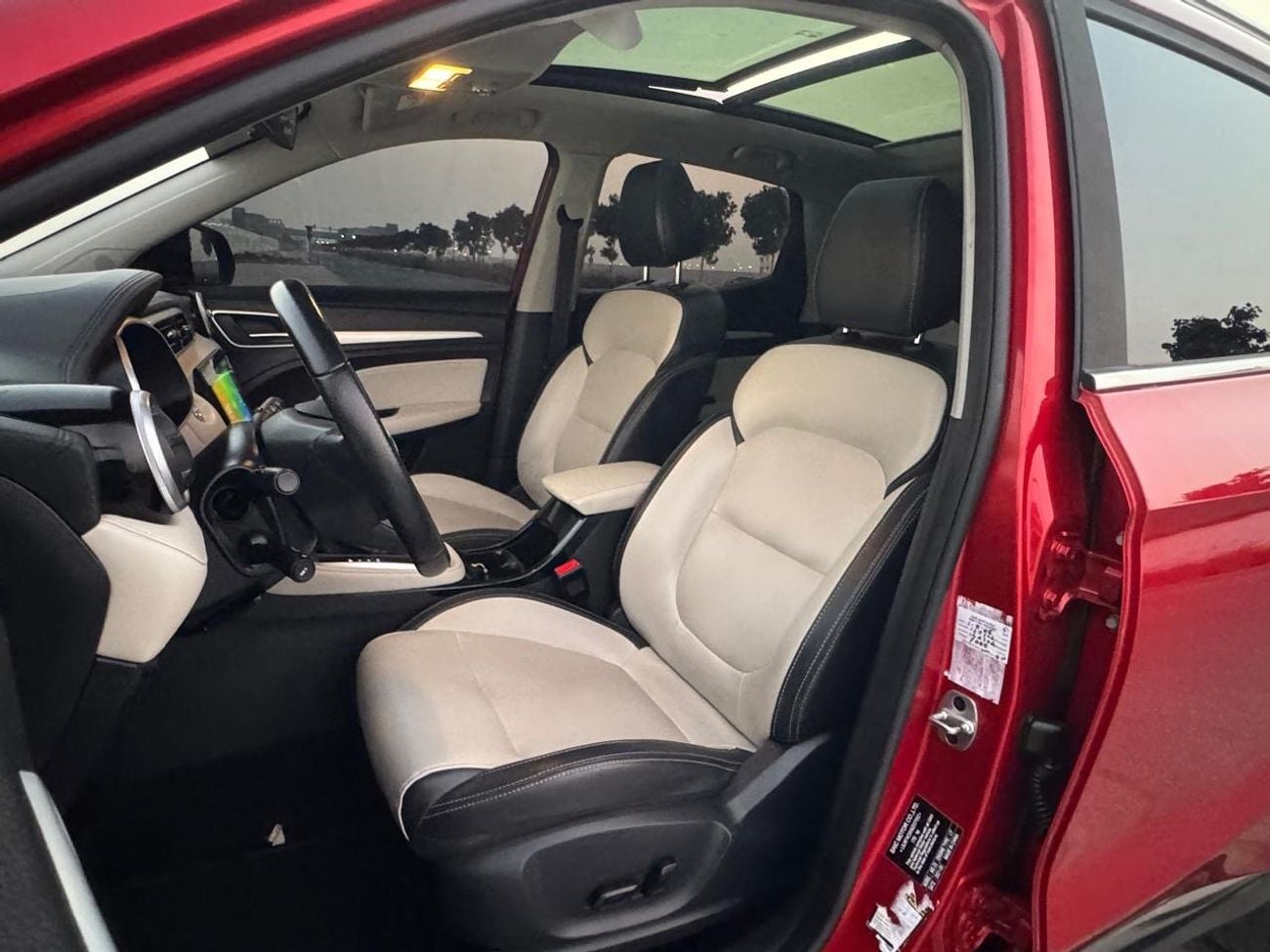 MG ZS LUX
