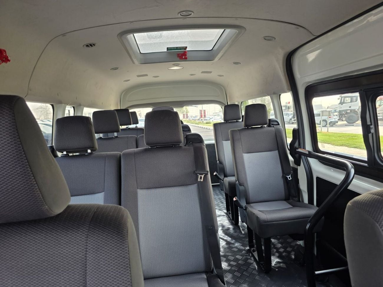 Toyota Hiace TOYOTA HIACE COMMUTER 12 SEATER DIESEL 2.8L RIGHT HAND DIVE